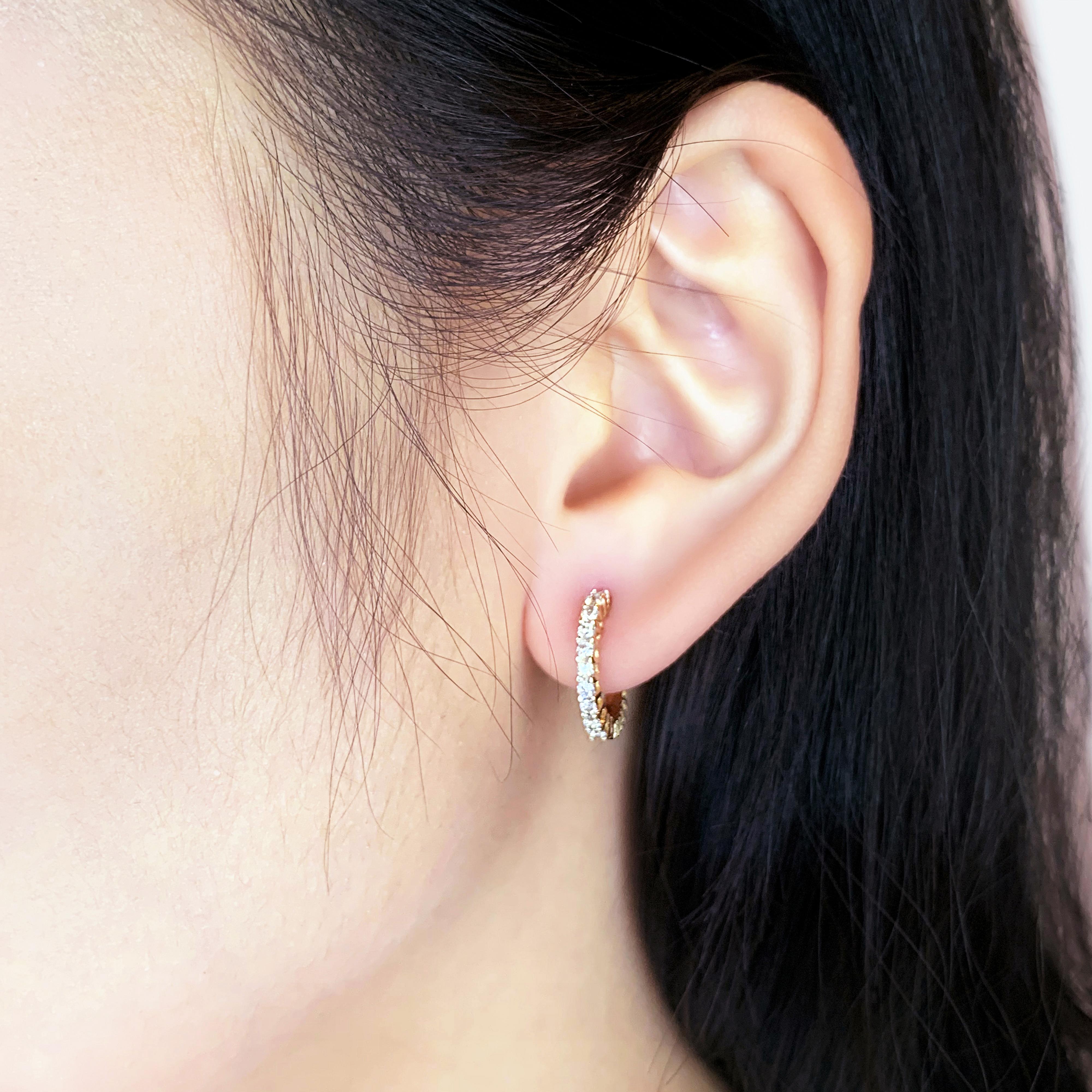 Rehaussez votre style avec ces élégantes boucles d'oreilles en or jaune 18 carats, ornées de 20 diamants naturels ronds et brillants d'un poids total en carats de 0,3 ct. Chaque diamant présente une couleur H-I et une pureté SI, garantissant un