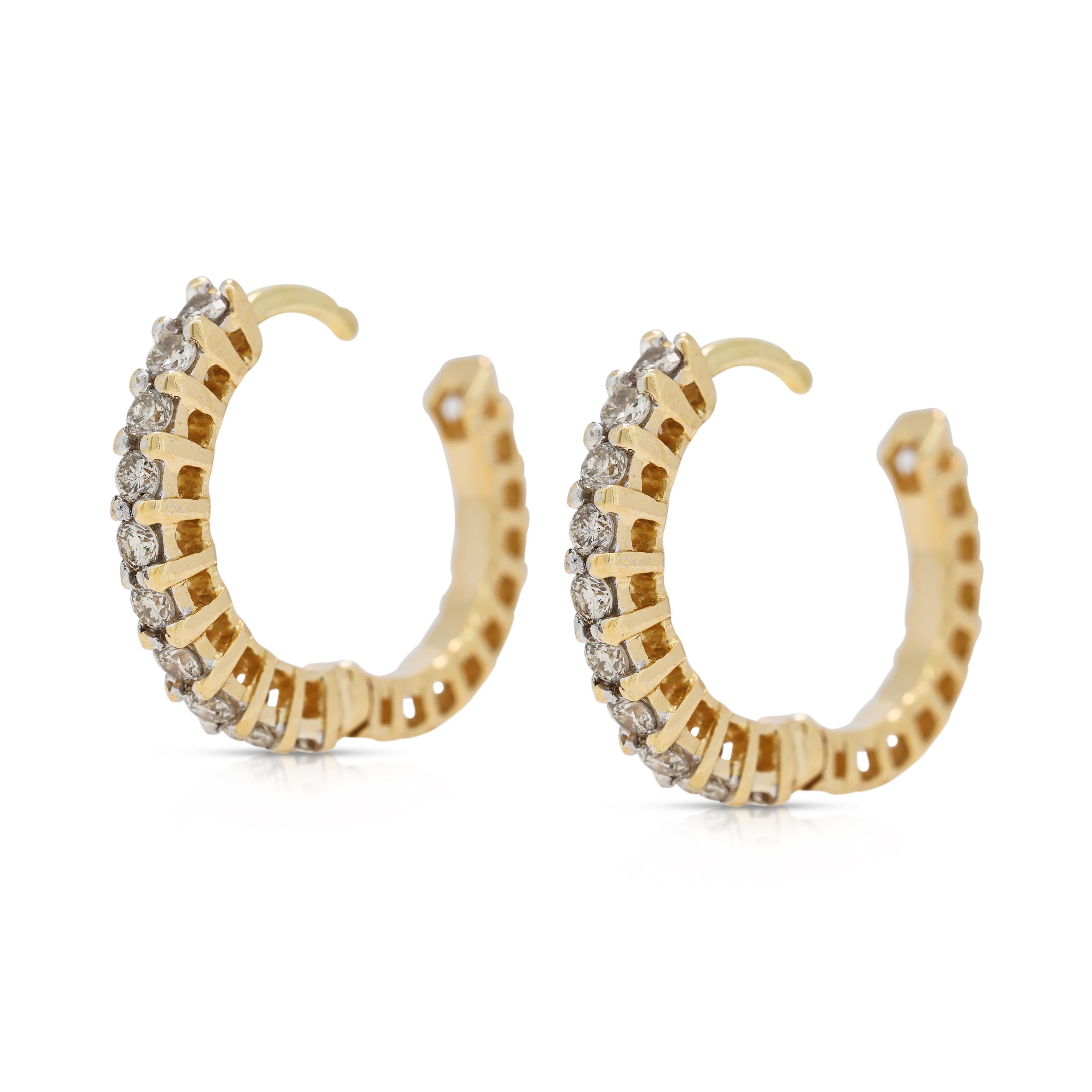Boucles d'oreilles intemporelles en or jaune 18 carats et diamant naturel de 0,3 carat Excellent état - En vente à רמת גן, IL