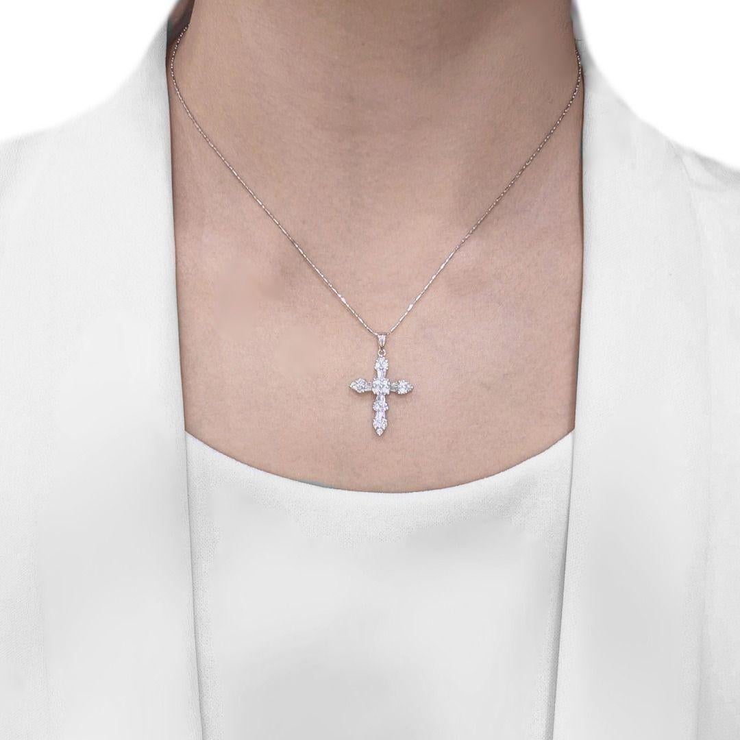 Imaginez un symbole de foi illuminé par l'éclat radieux des diamants, un témoignage à la fois de dévotion et de savoir-faire exquis. Ce nouveau pendentif crucifix en or blanc 18 carats est orné de 18 diamants ronds de taille brillant, totalisant