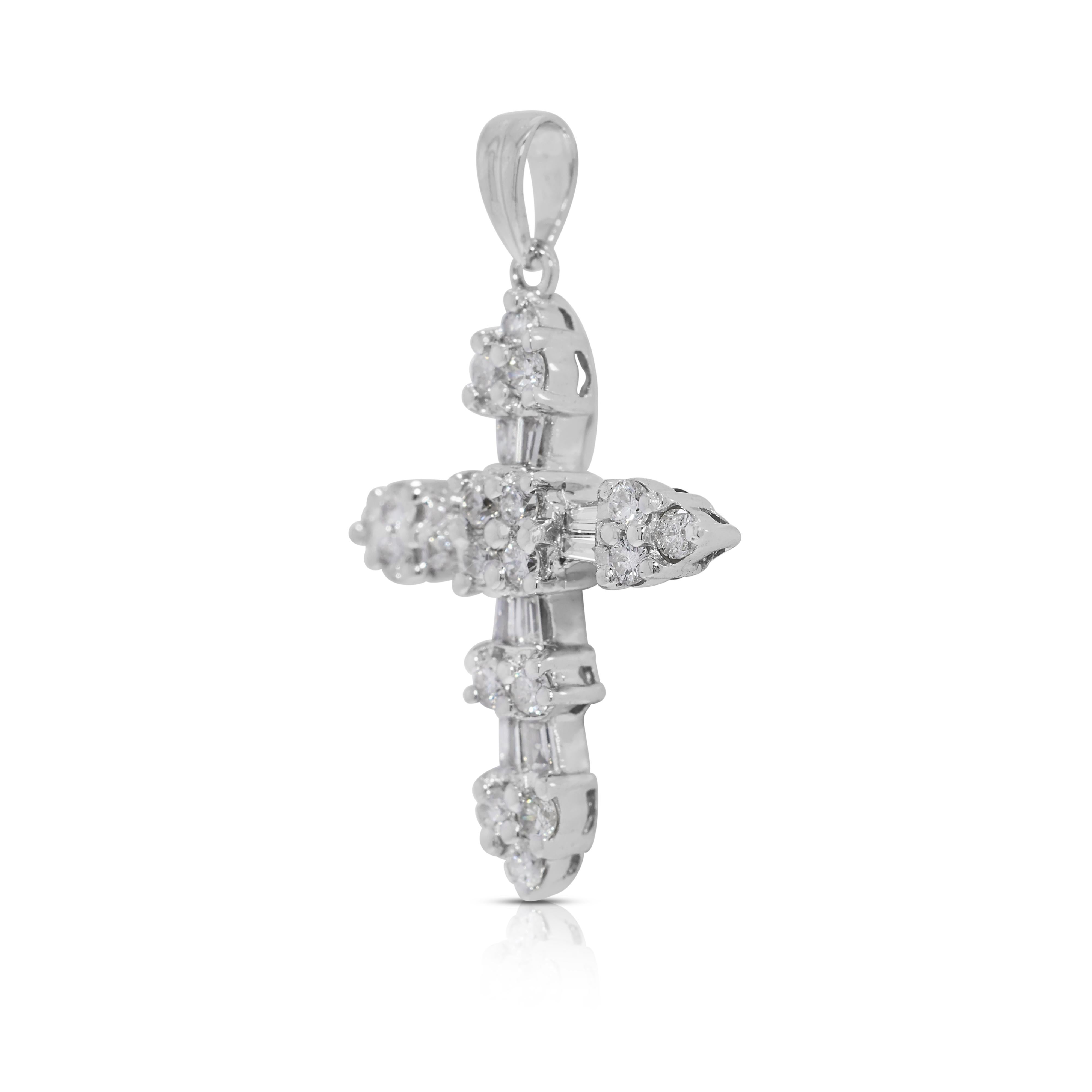Taille ronde Pendentif crucifix intemporel en or blanc 18 carats et diamant naturel de 0,42 carats en vente