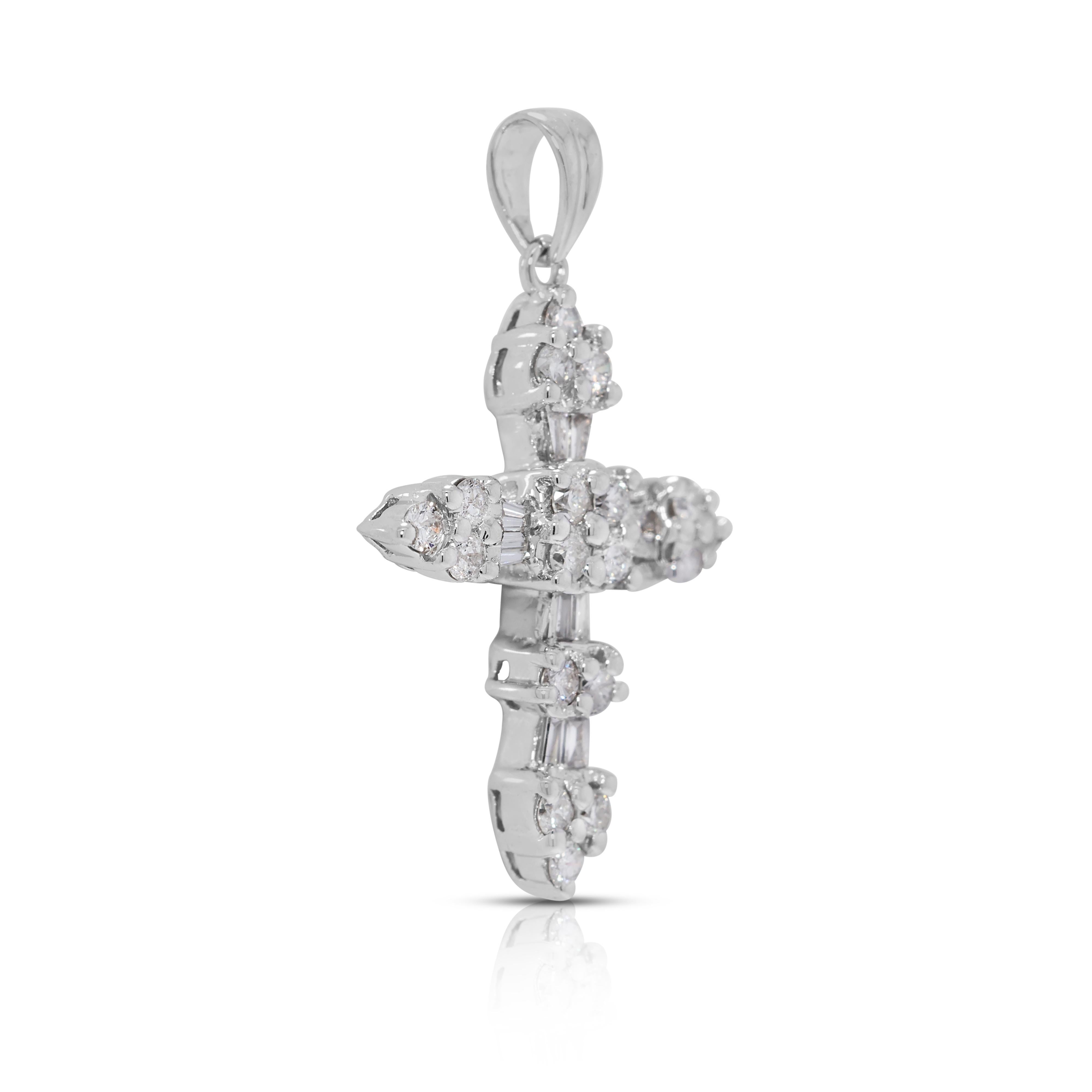 Pendentif crucifix intemporel en or blanc 18 carats et diamant naturel de 0,42 carats Neuf - En vente à רמת גן, IL