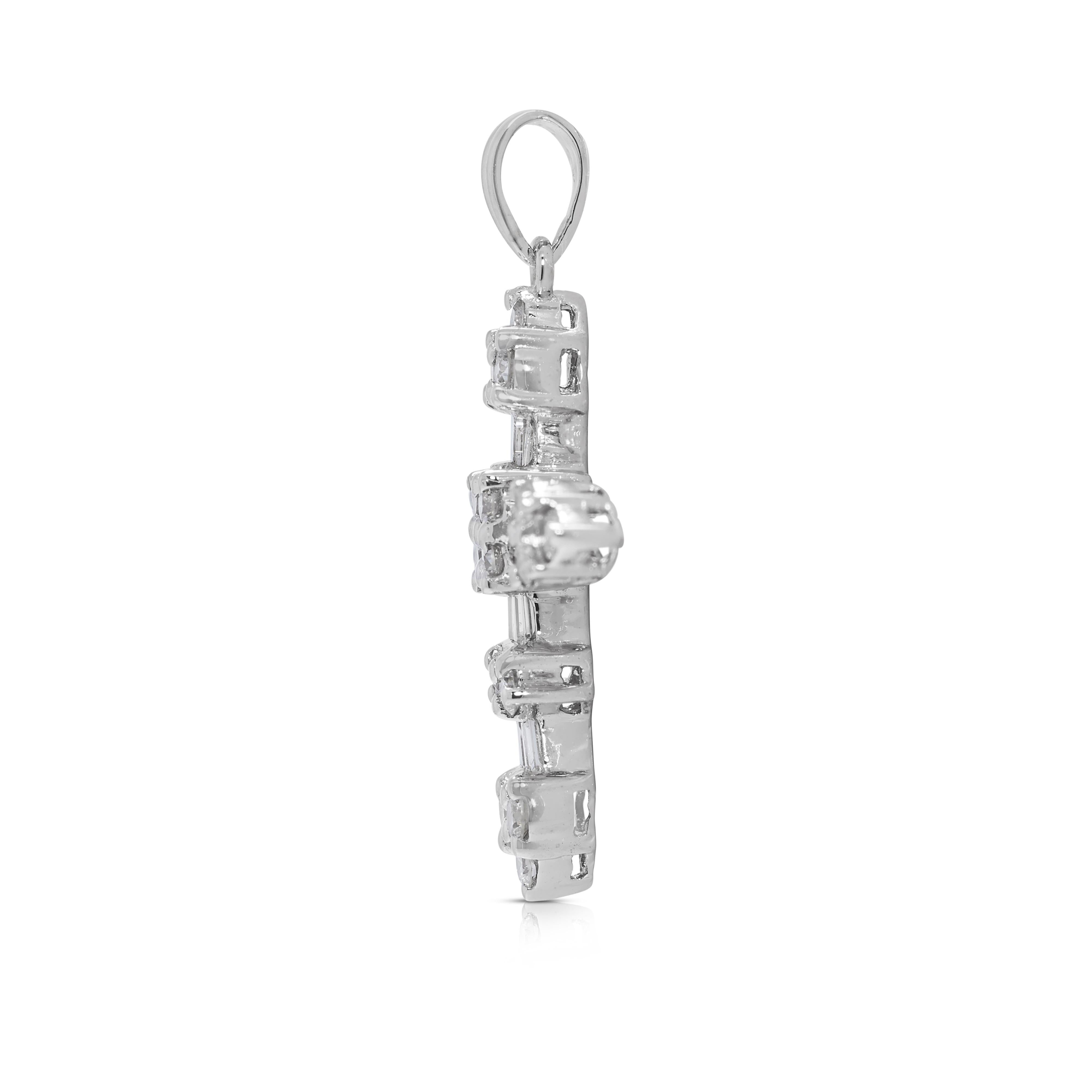Pendentif crucifix intemporel en or blanc 18 carats et diamant naturel de 0,42 carats Pour femmes en vente
