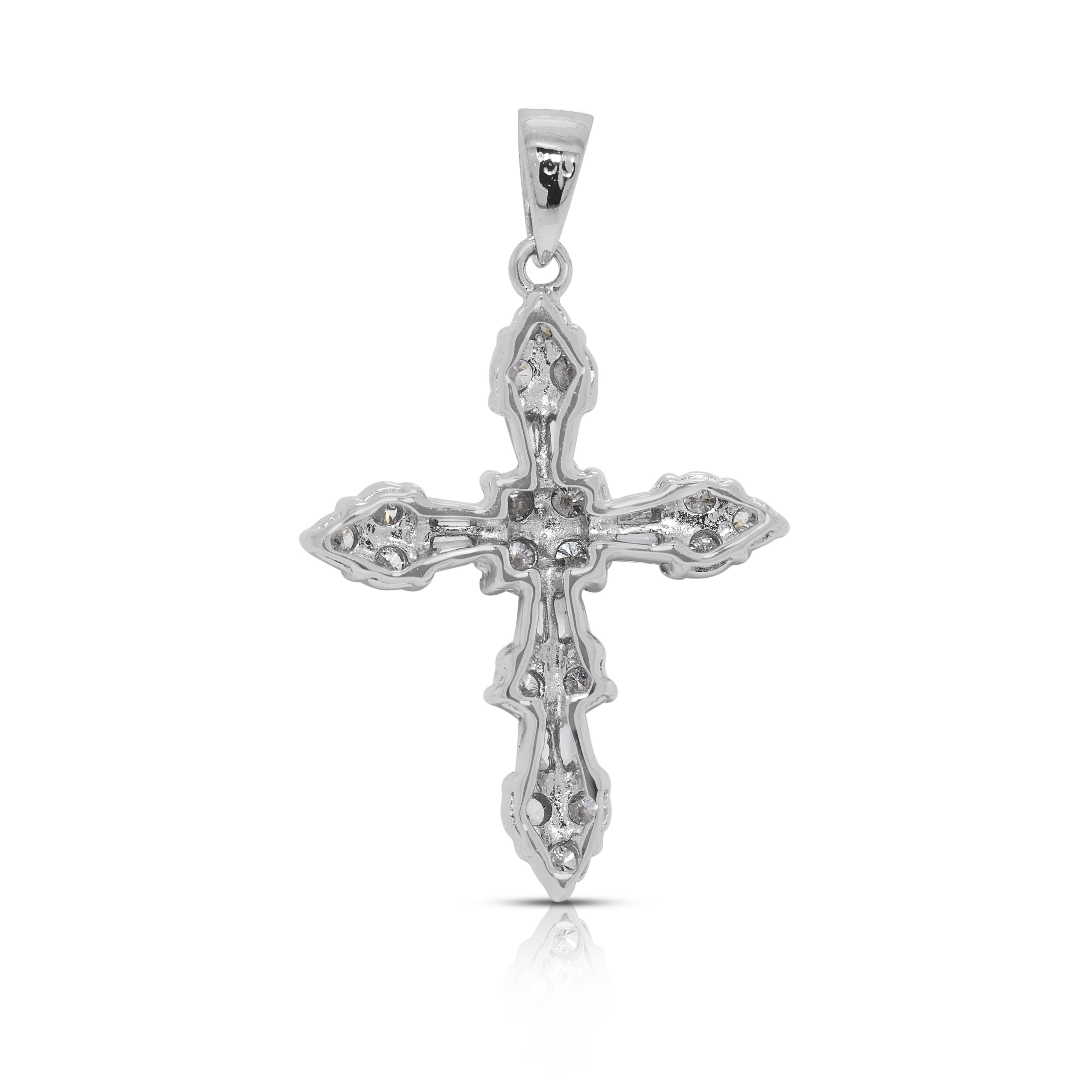 Pendentif crucifix intemporel en or blanc 18 carats et diamant naturel de 0,42 carats en vente 1