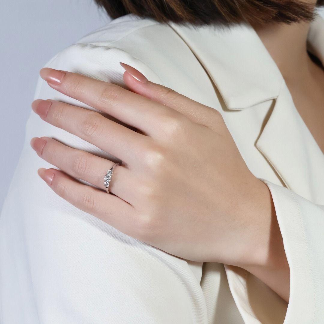 Cette élégante bague en or blanc 18 carats présente trois diamants ronds de taille brillant, d'un poids total en carats de 0,43ct. Les diamants ont une couleur G-H et une pureté VS, ce qui leur confère un bel éclat et une qualité exceptionnelle. La