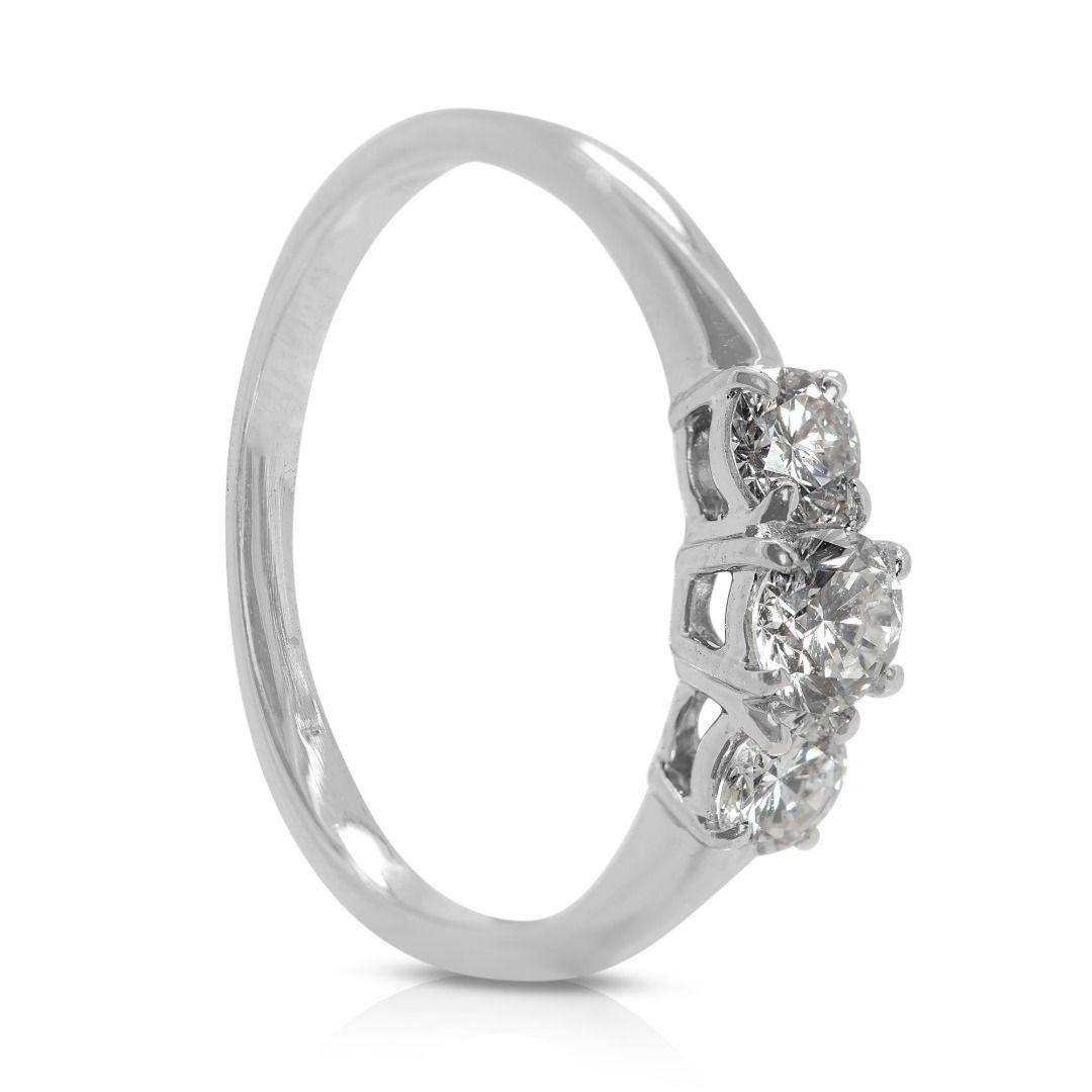 Taille ronde Timeless Bague à trois pierres en or blanc 18 carats et diamant naturel de 0,43 carat en vente