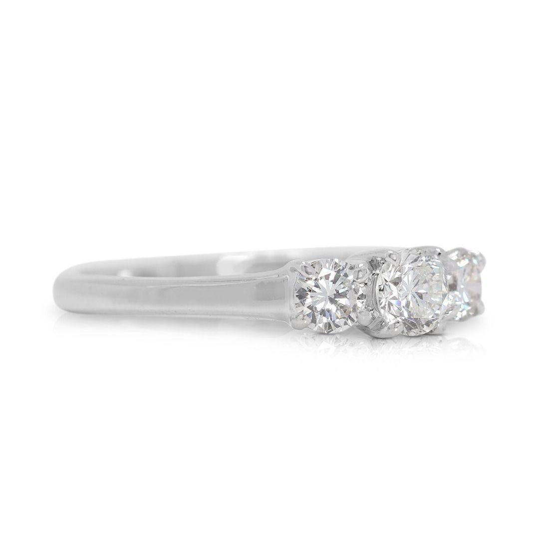 Timeless Bague à trois pierres en or blanc 18 carats et diamant naturel de 0,43 carat Excellent état - En vente à רמת גן, IL