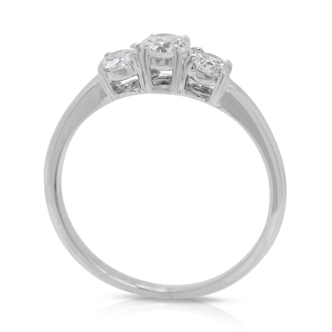 Timeless Bague à trois pierres en or blanc 18 carats et diamant naturel de 0,43 carat en vente 1