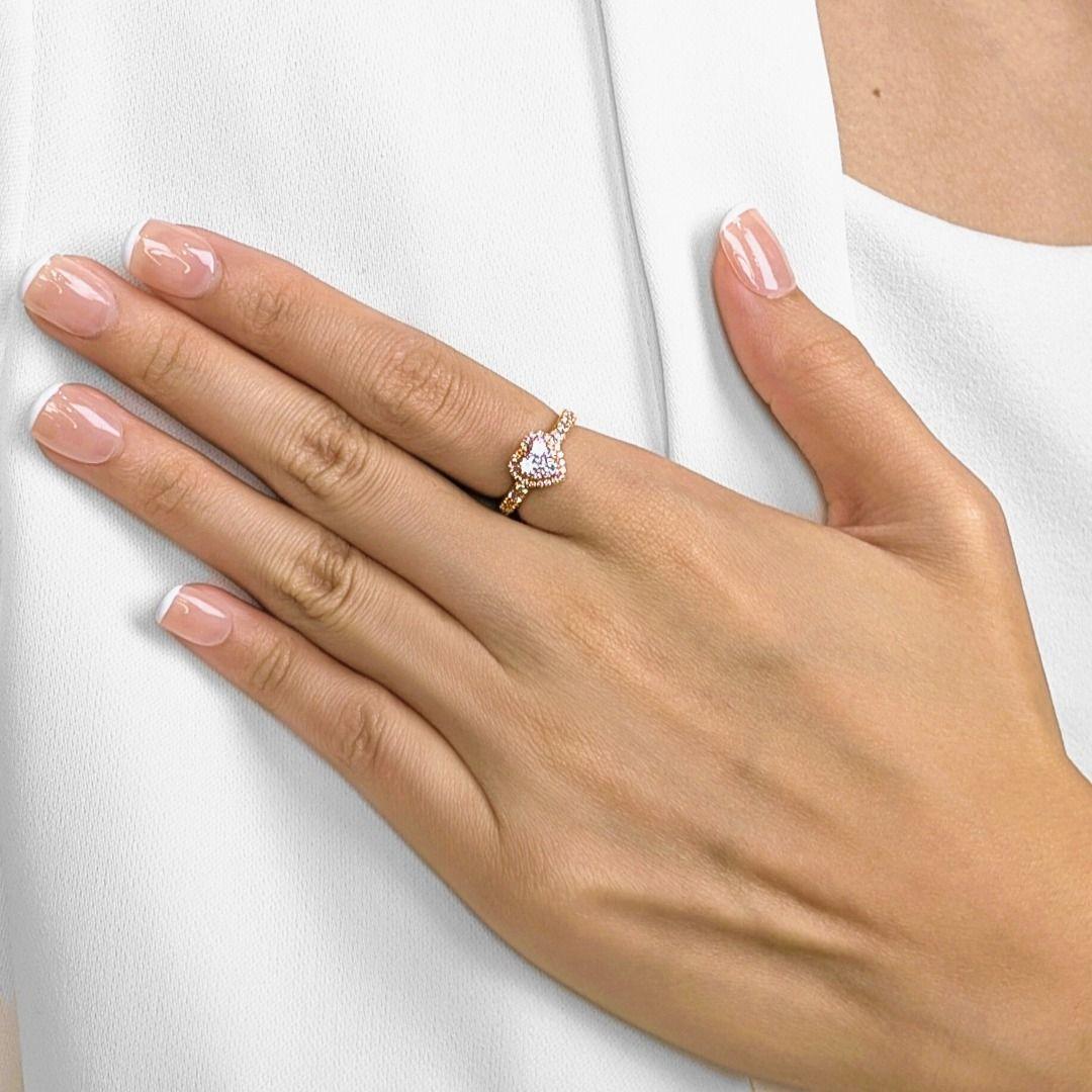 Questo anello chic brilla con 34 diamanti tondi brillanti naturali per un totale di 0,45 carati, ciascuno classificato di colore G-H e purezza VS per un fuoco e una brillantezza eccezionali. I diamanti sono incastonati con eleganza nel caldo