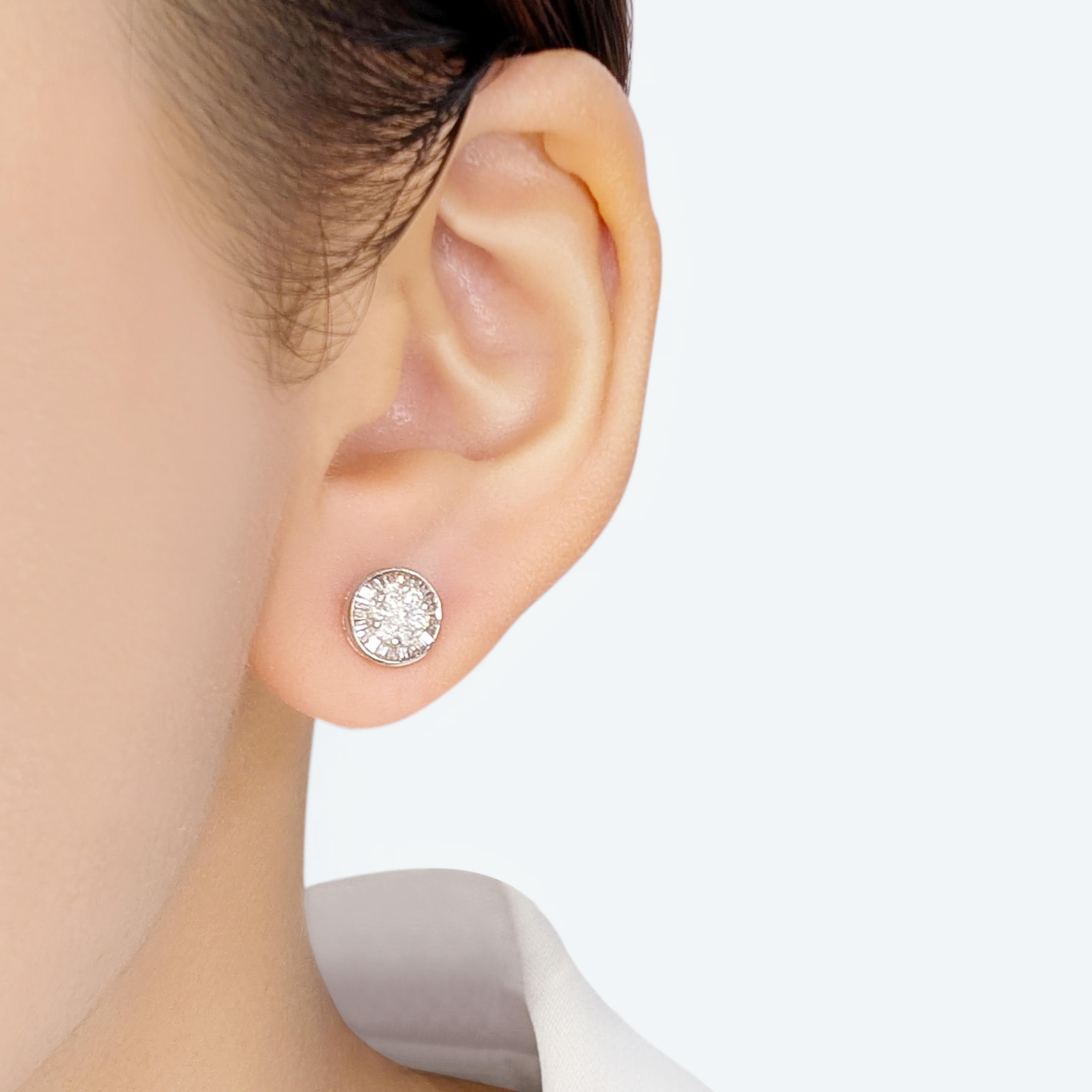Estos pendientes de segunda mano ofrecen un impresionante despliegue de resplandor y sofisticación. Fabricados en lujoso oro blanco de 18 quilates, presentan 14 diamantes brillantes redondos, con un total de 0,21 quilates, de color G y claridad