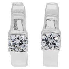 Atemporales Pendientes de aro con bisagra y solitario de diamante natural de 0,48 ct en oro blanco de 18k