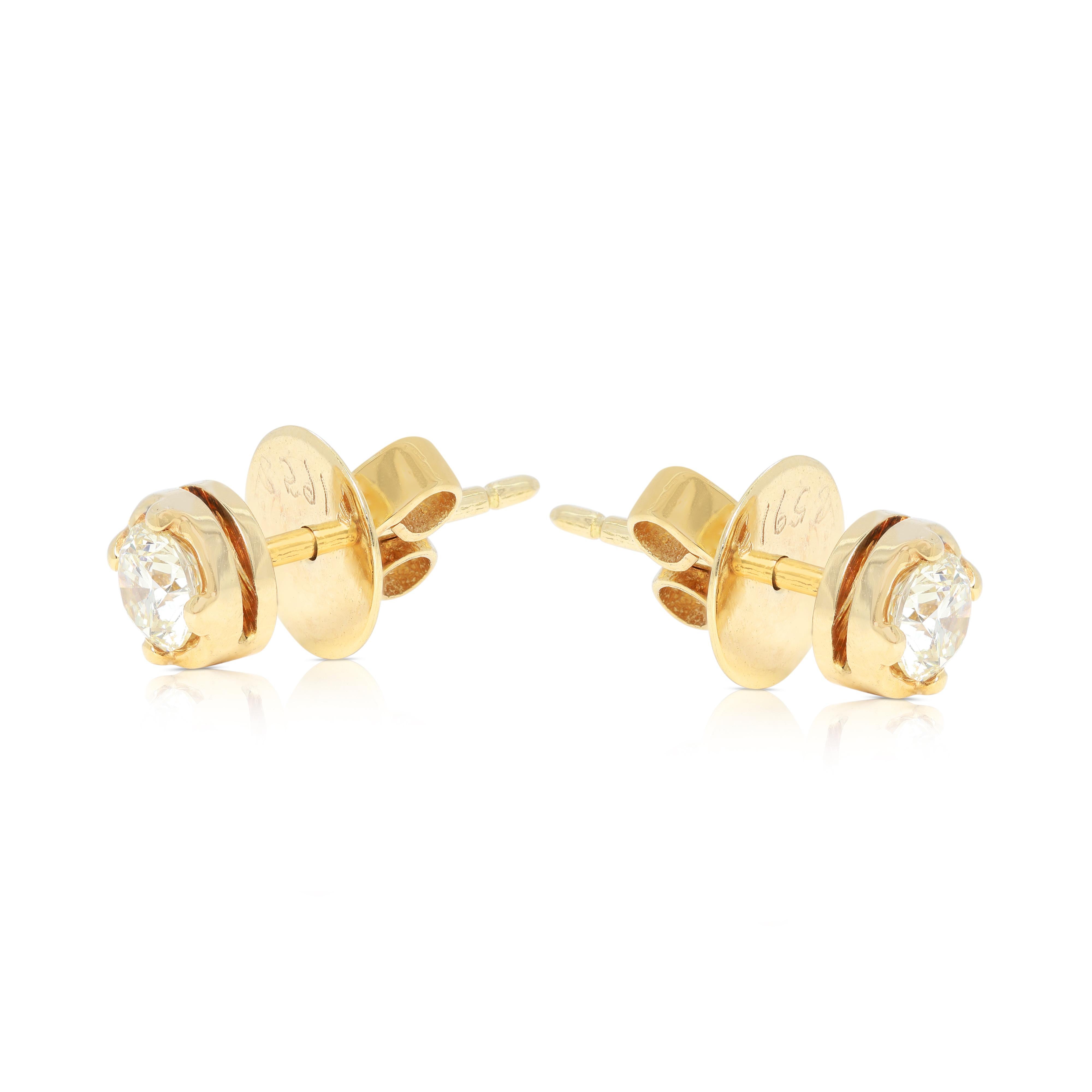 Taille ronde Boucles d'oreilles intemporelles en or jaune 14 carats et diamants naturels de 0,48 carats en vente