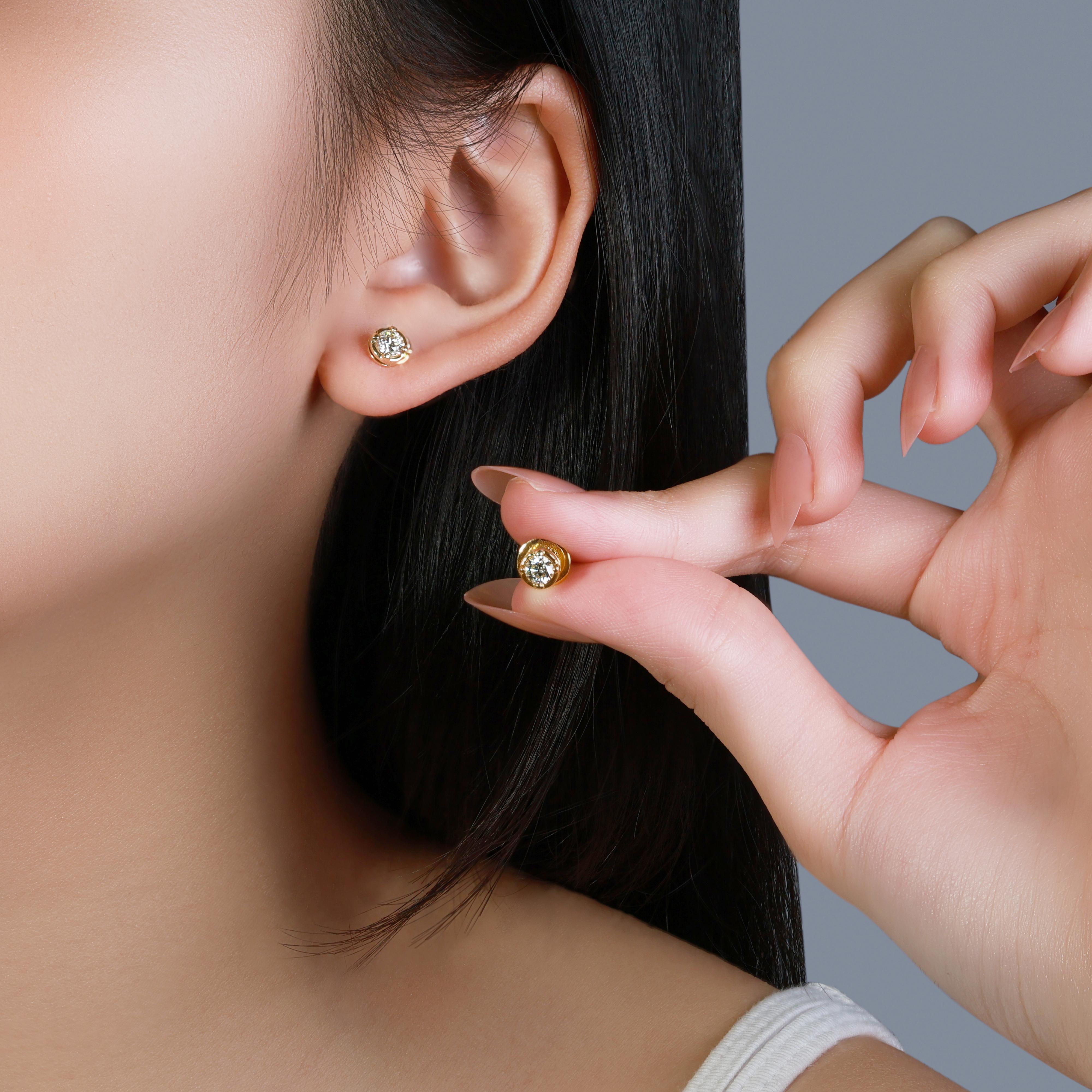 Boucles d'oreilles intemporelles en or jaune 14 carats et diamants naturels de 0,48 carats en vente 3