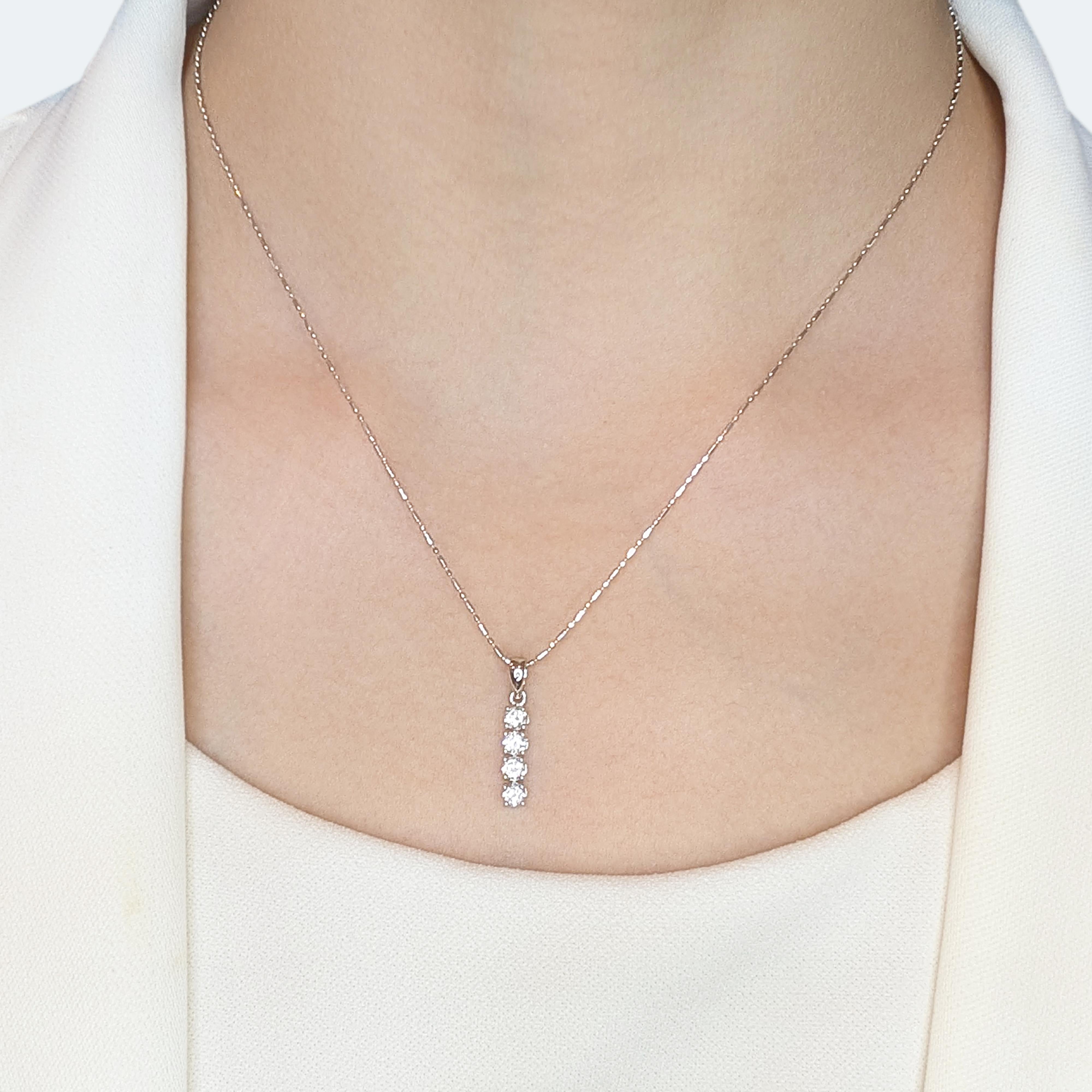 Élevez votre élégance avec ce délicat pendentif en diamant de 0,4ct, symbole intemporel de sophistication et de brillance. Réalisée en luxueux or blanc 18 carats, cette pièce exquise est ornée de quatre diamants ronds naturels de taille brillant, de