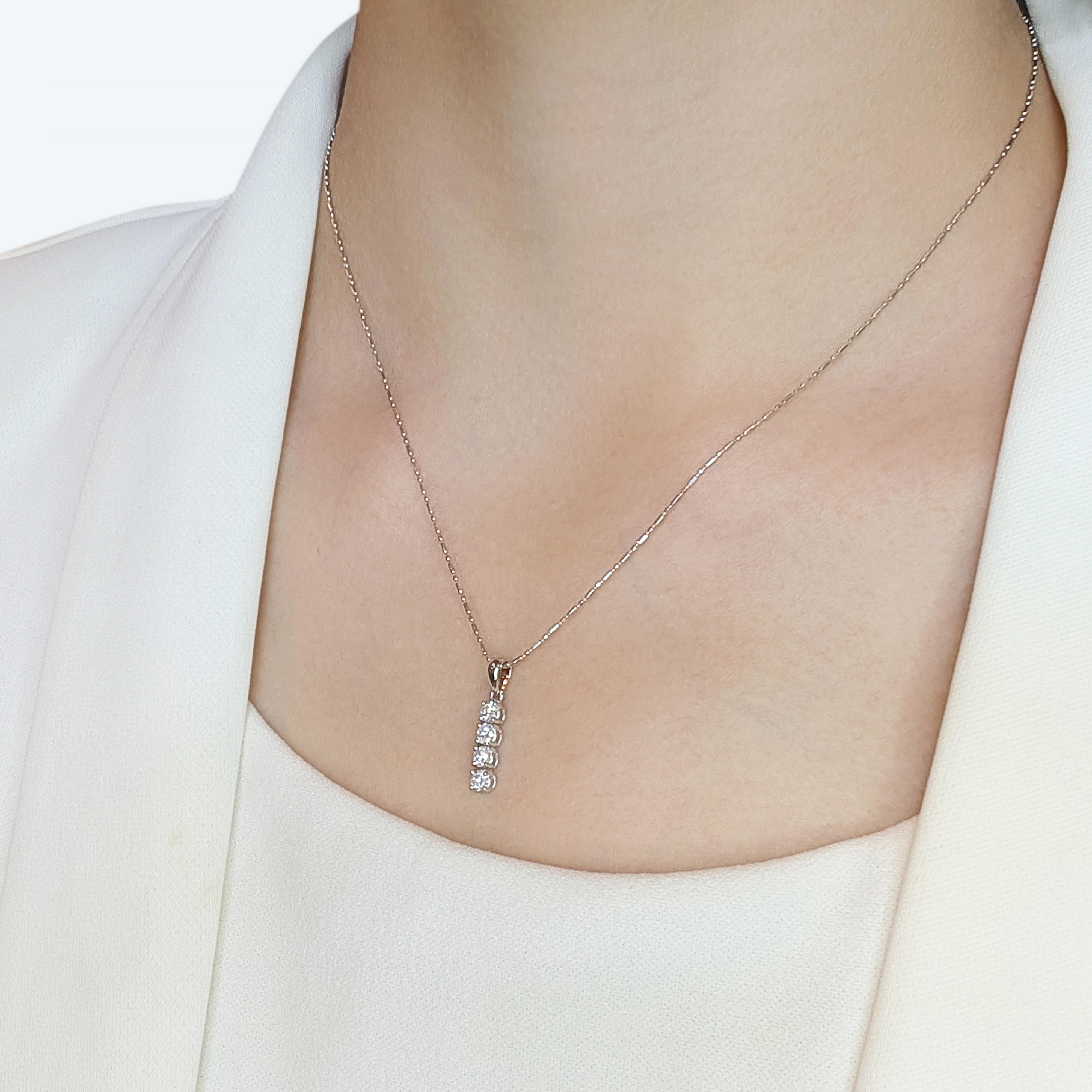 Pendentif intemporel en or blanc 18 carats serti d'un diamant naturel de 0,4 carats en vente 2