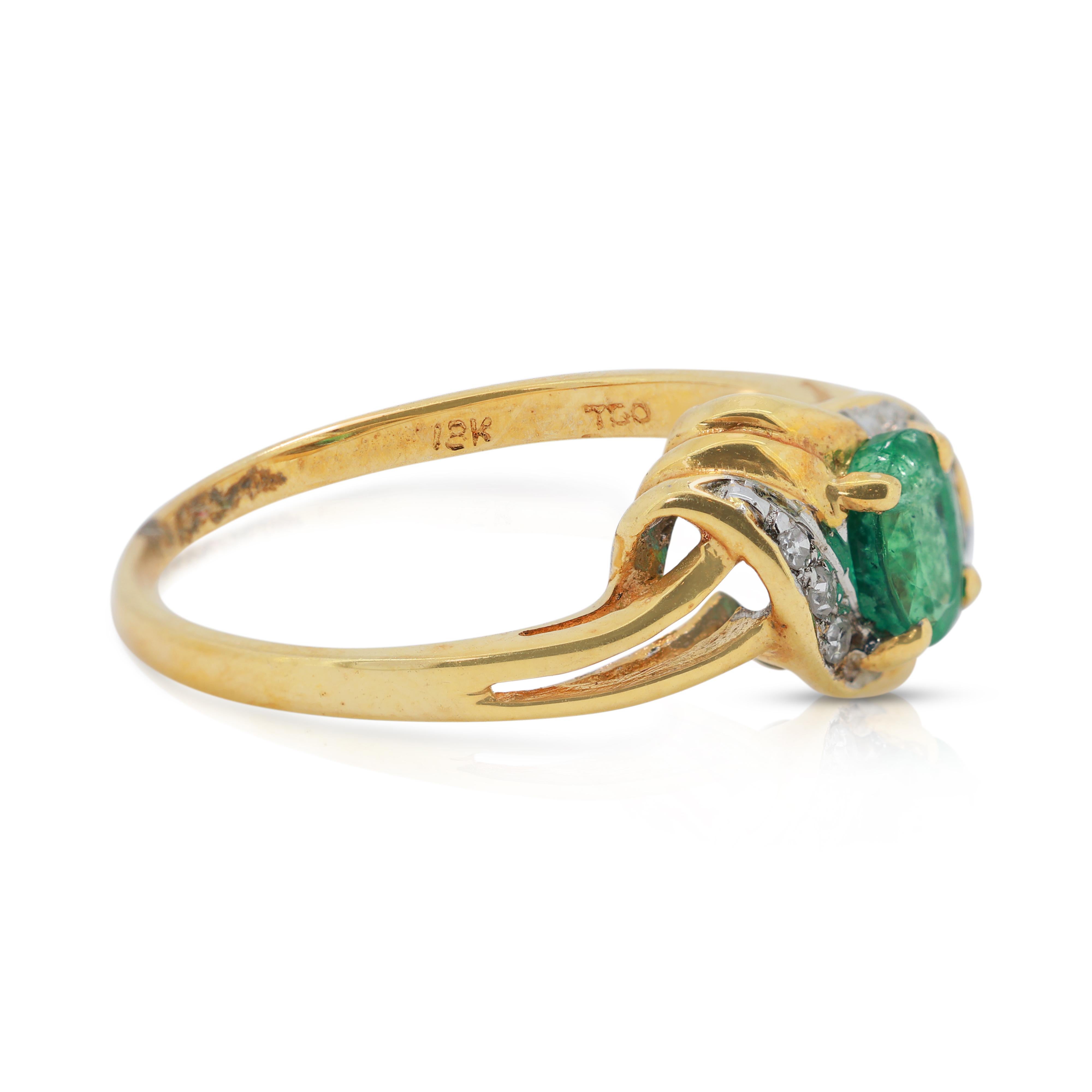 Timeless 0.50ct Oval Green Emerald and Diamonds Ring in 18K Yellow Gold In New Condition For Sale In רמת גן, IL