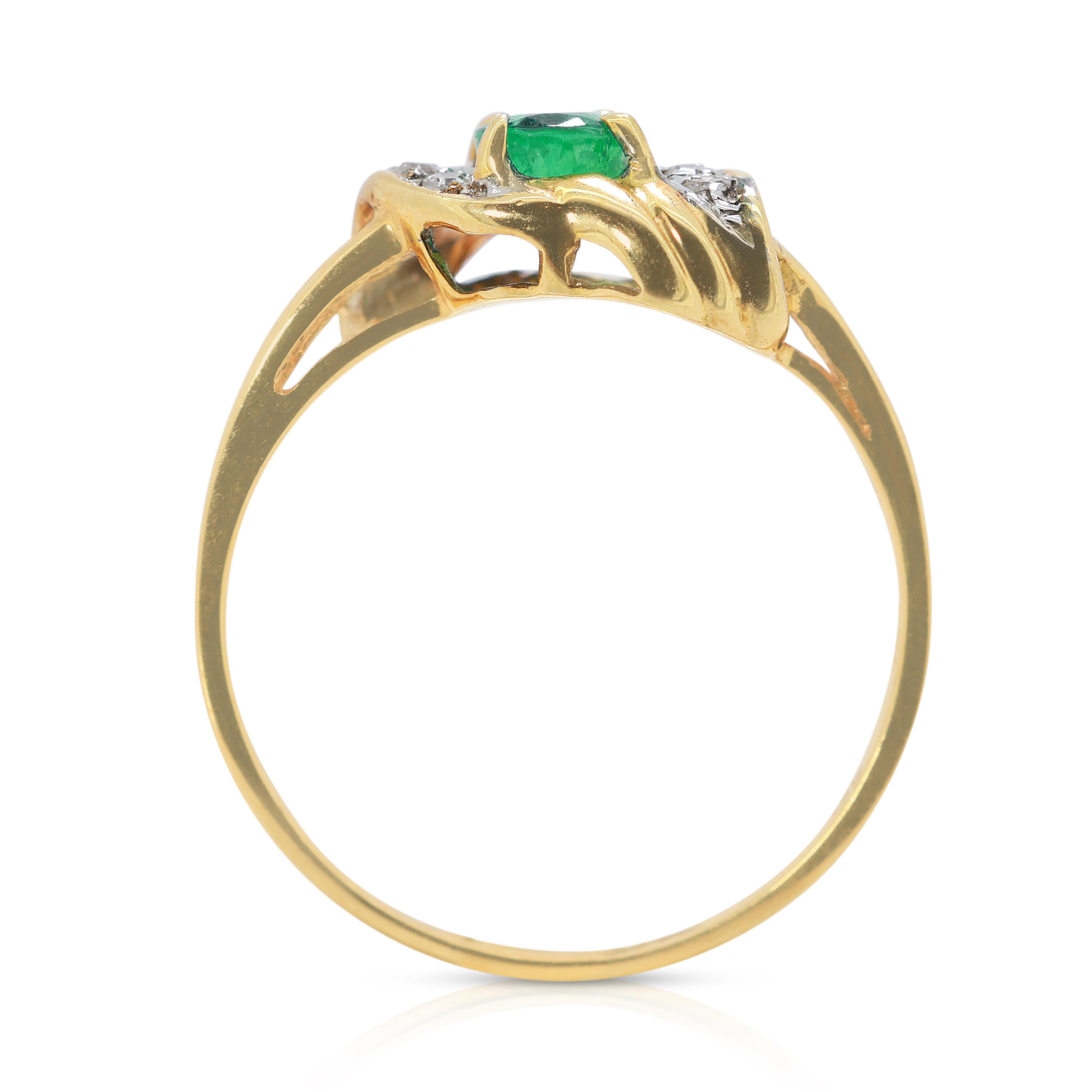 Timeless 0.50ct Oval Green Emerald and Diamonds Ring in 18K Yellow Gold For Sale 2