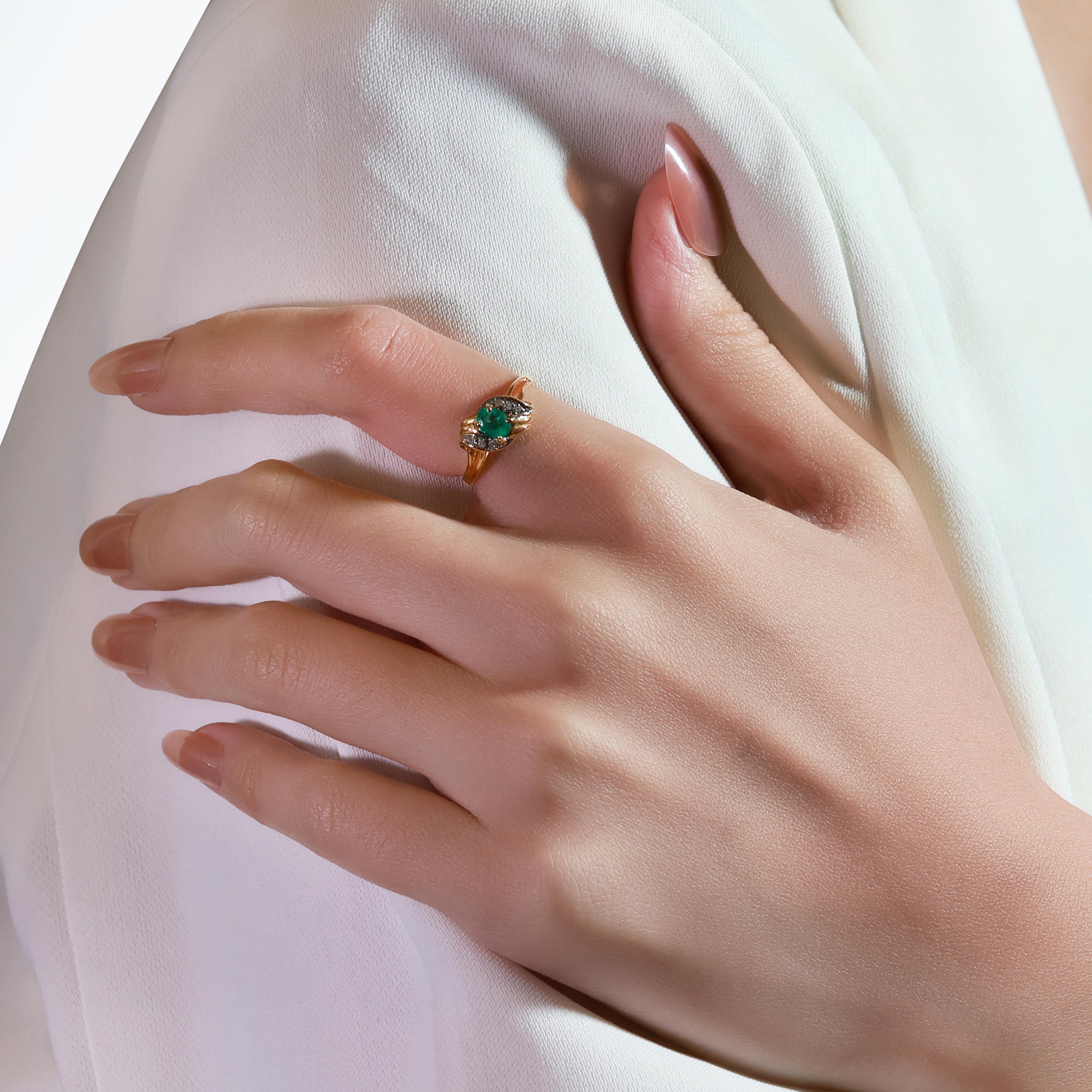 Timeless 0.50ct Oval Green Emerald and Diamonds Ring in 18K Yellow Gold For Sale 3