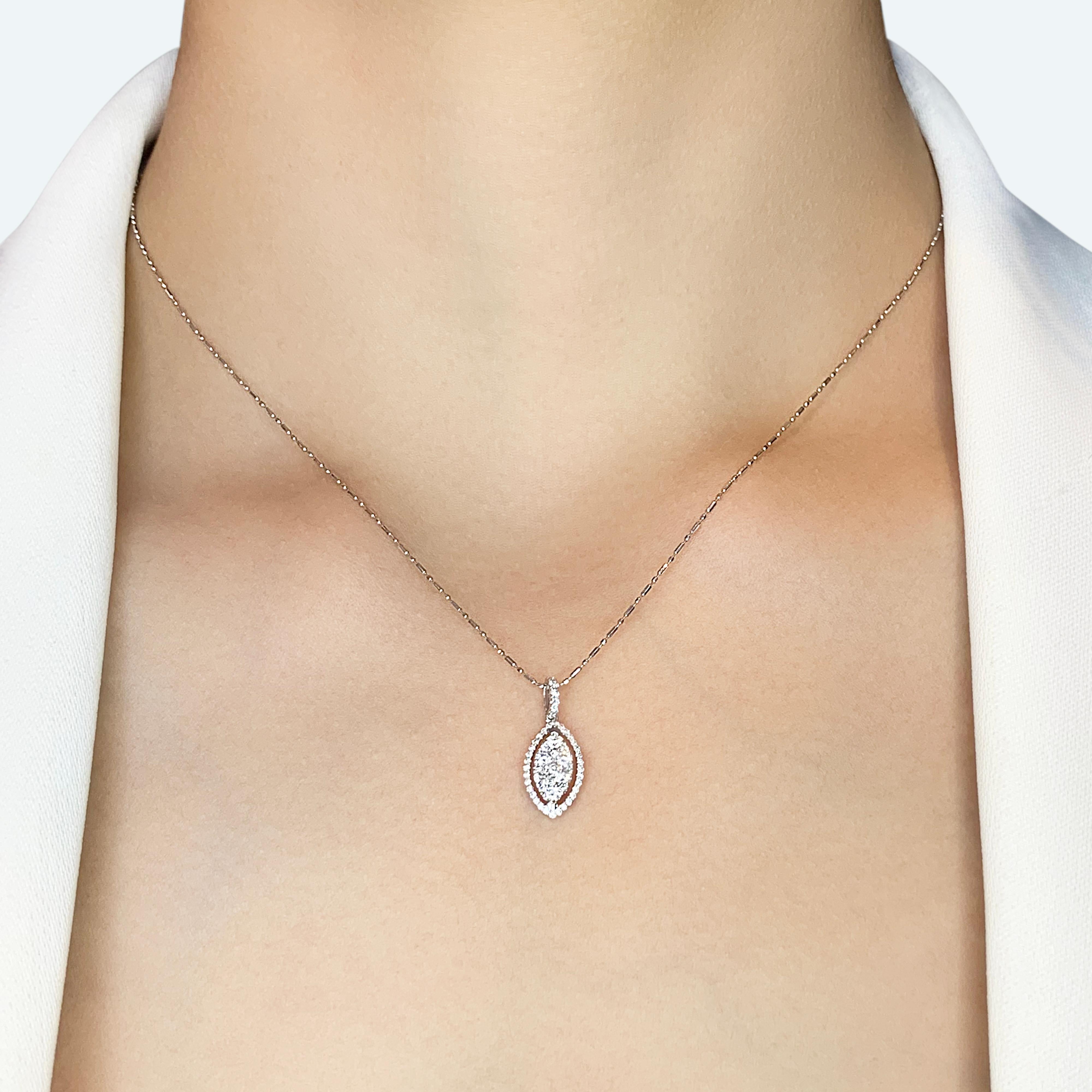 Ajoutez une touche d'élégance à votre collection avec ce pendentif exquis réalisé en or blanc 18 carats. Avec 7 diamants naturels comme pierres principales d'un poids en carats de 0,15ct et 37 diamants naturels comme pierres latérales d'un poids en