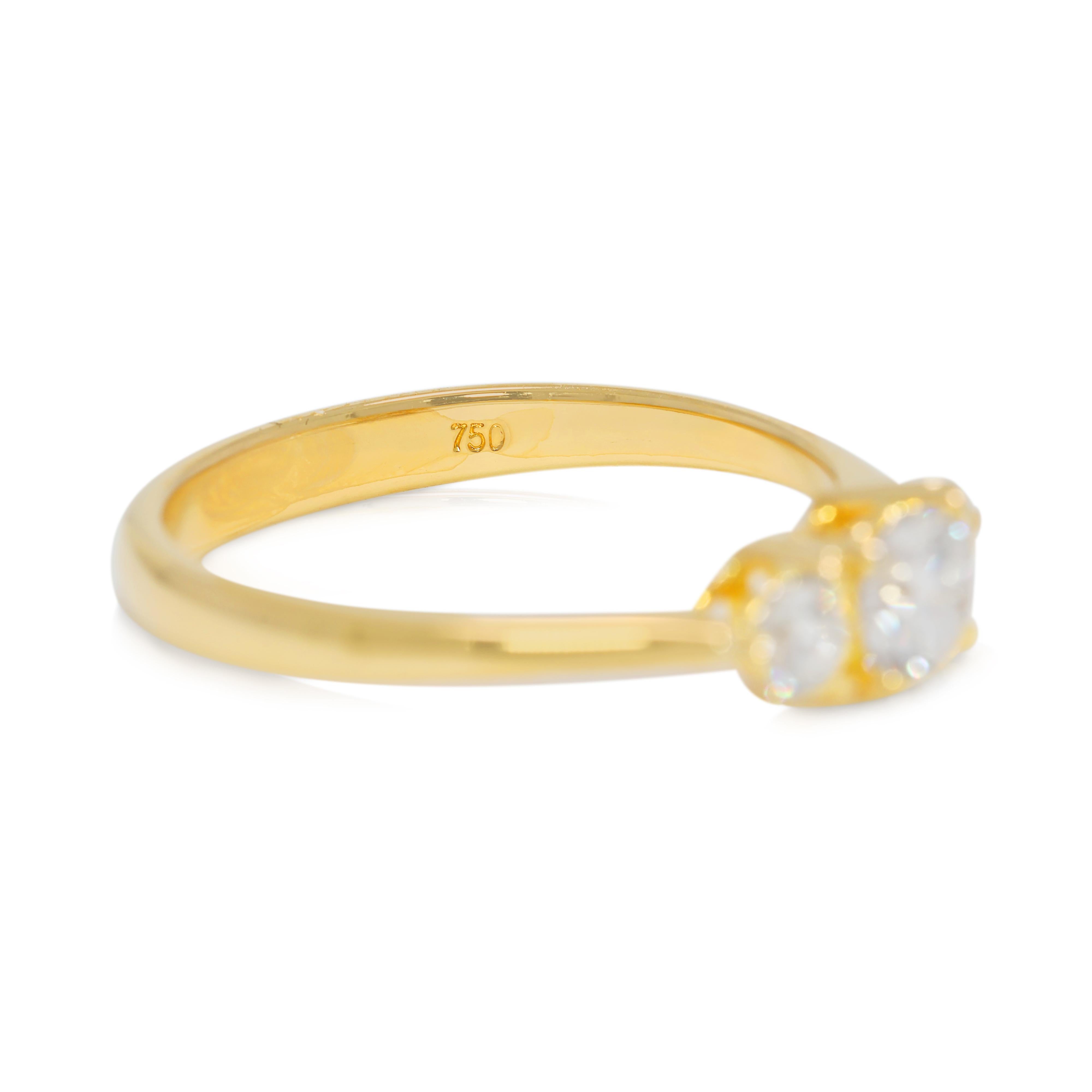 Timeless 0.54ct Natural Diamond 3-Stone 18K Yellow Gold Ring In Excellent Condition For Sale In רמת גן, IL