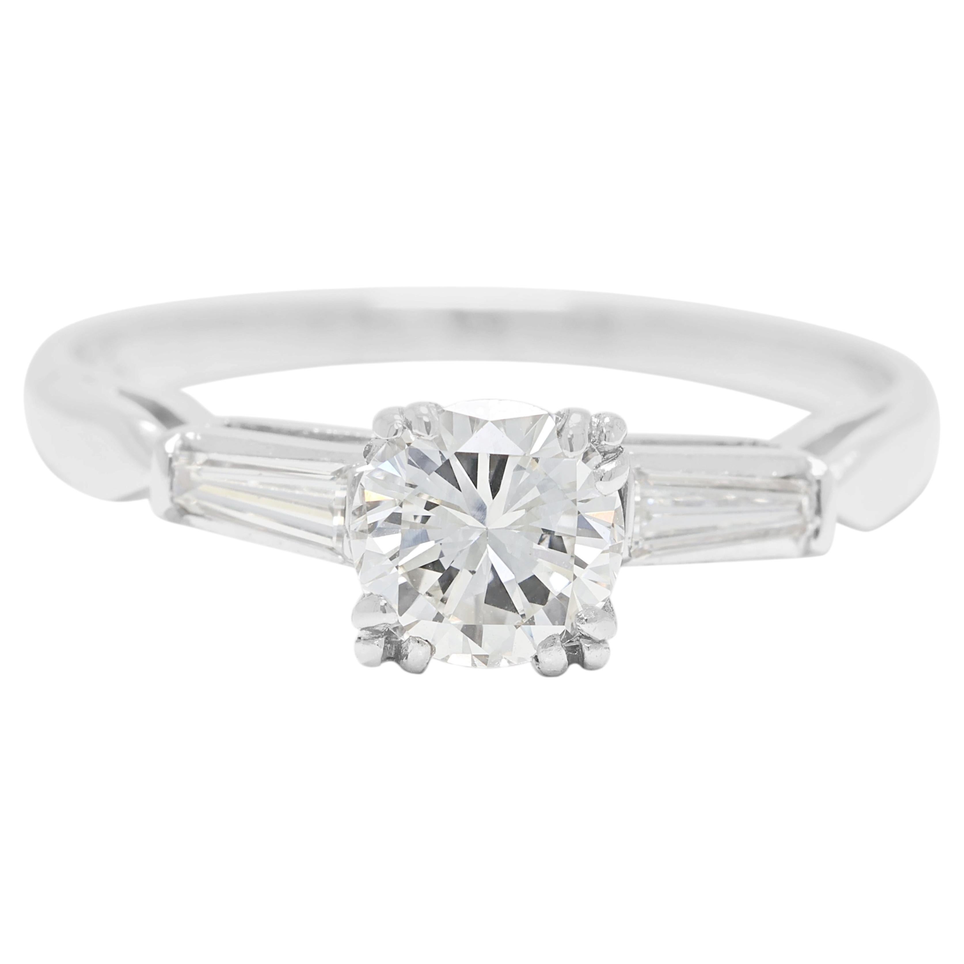 Zeitloser 0,67ct Diamant-Verlobungsring aus Platin im Angebot