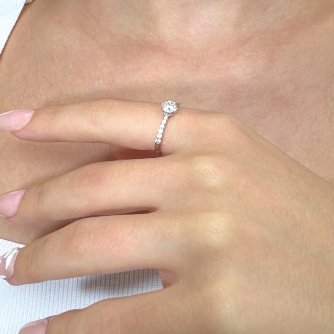 Anello senza tempo con pavé di diamanti da 0,67 carati in platino - Certificato IGI in vendita 5