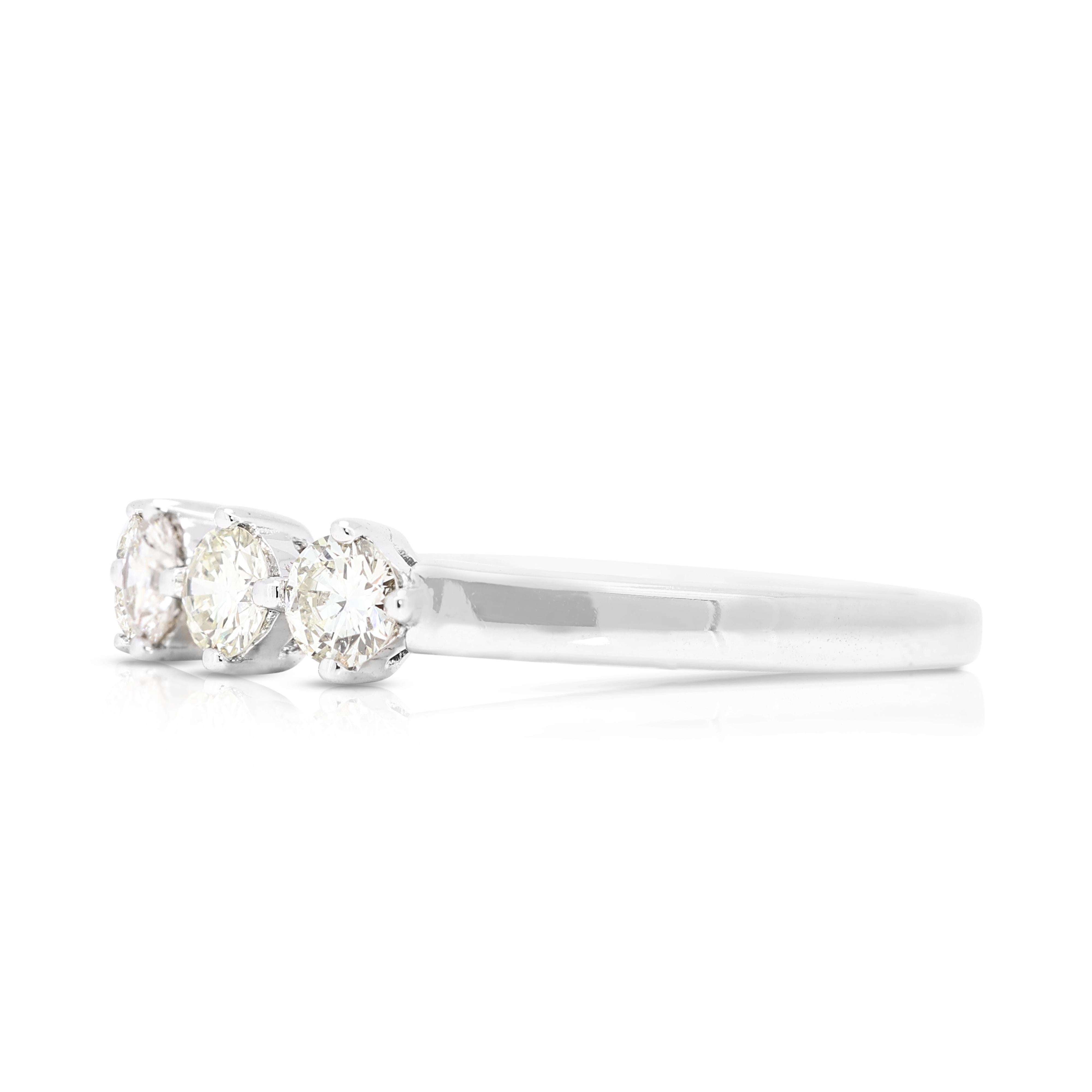 Timeless 0,6ct Runder Brillant 4-Stein Diamanten Ring in 18k Weißgold im Zustand „Hervorragend“ im Angebot in רמת גן, IL