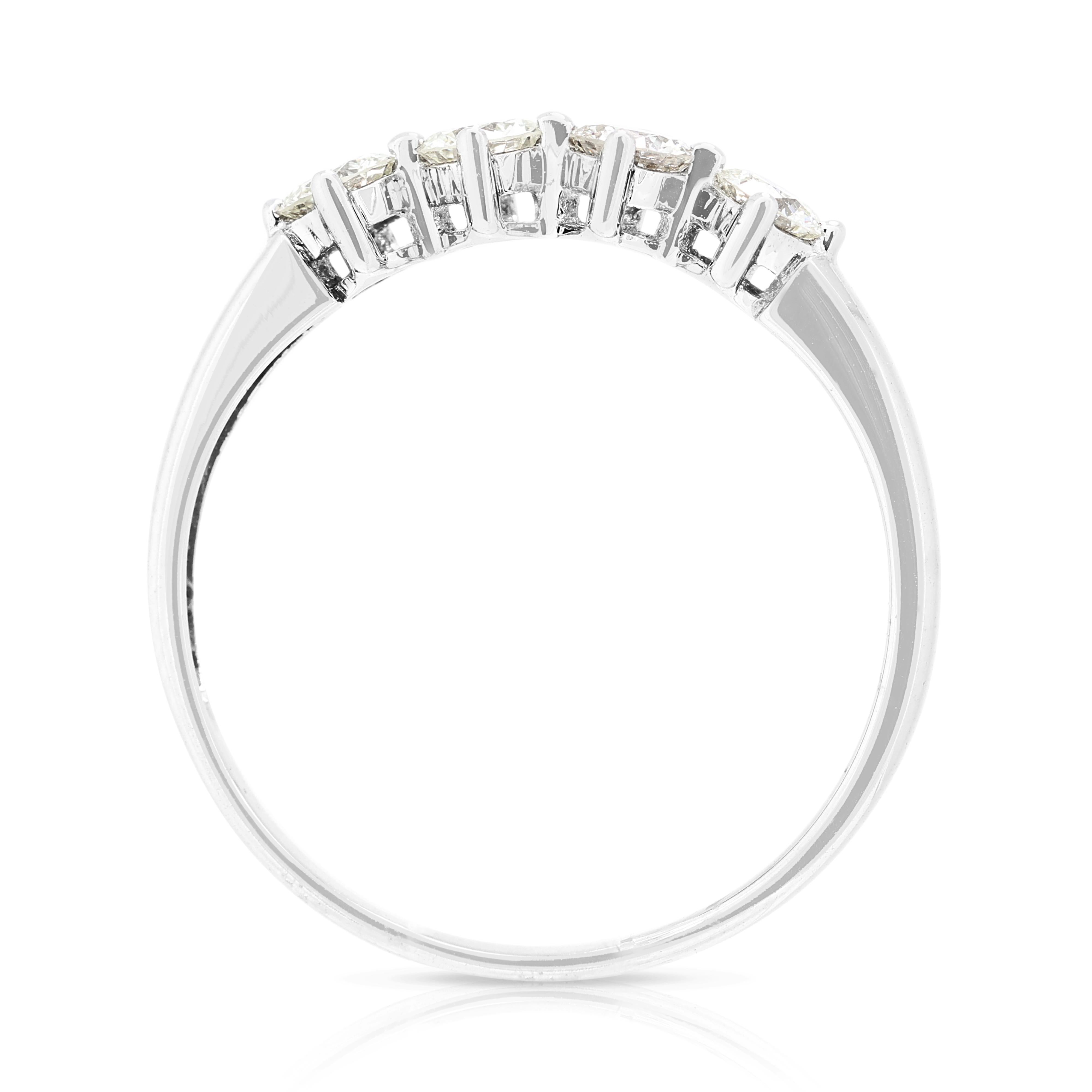 Timeless 0,6ct Runder Brillant 4-Stein Diamanten Ring in 18k Weißgold im Angebot 2