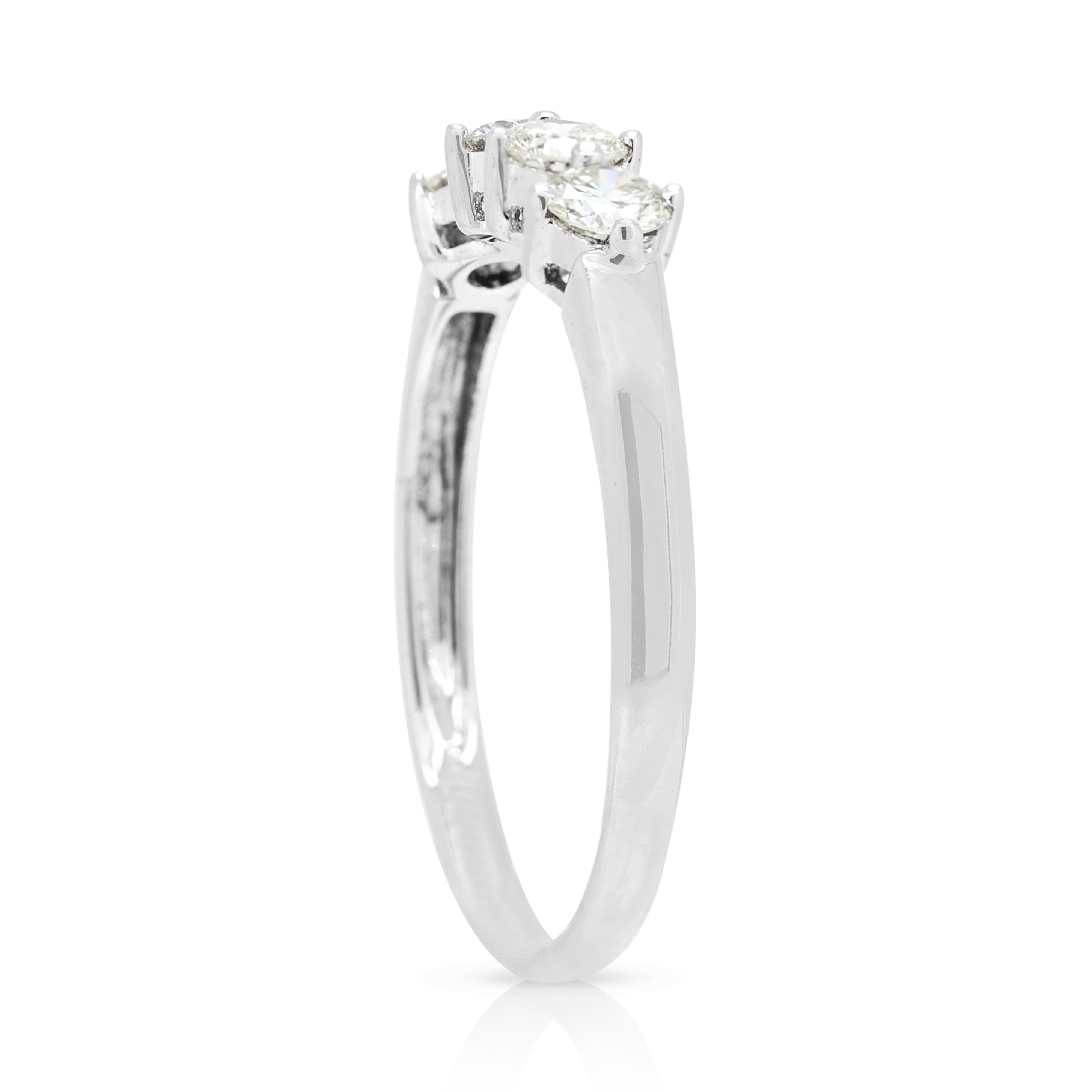 Timeless 0,6ct Runder Brillant 4-Stein Diamanten Ring in 18k Weißgold im Angebot 1