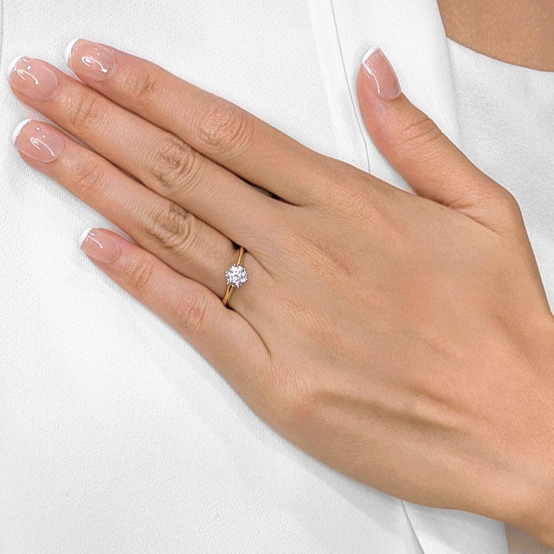 Dieser Solitärring in Vollbesetzung von Tiffany & Co. besticht durch einen runden Brillanten von 0,72 Karat, der mit F in der Farbe und VS1 in der Reinheit eingestuft ist und außergewöhnliches Feuer und Brillanz bietet. Das fachmännisch in Platin