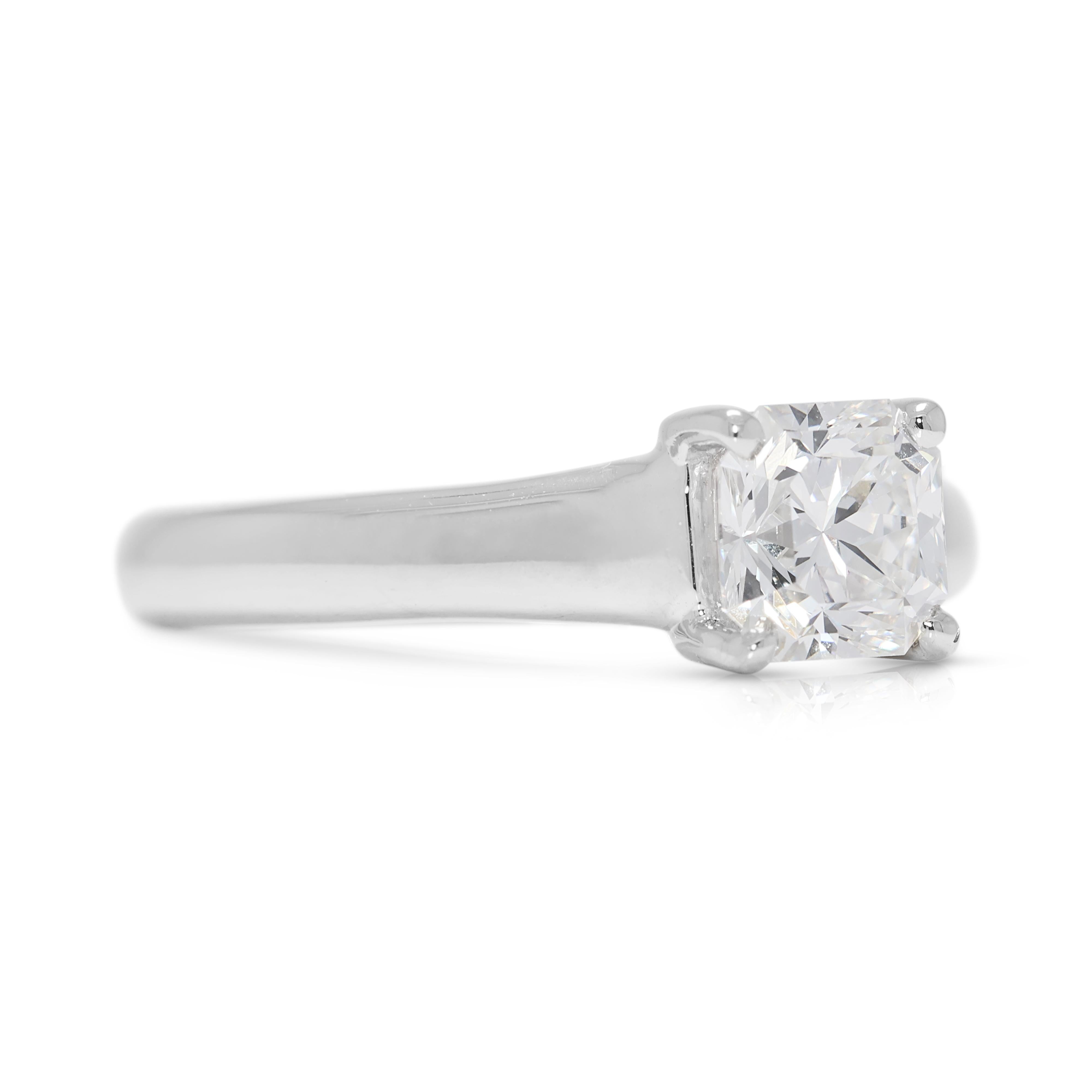 Taille carrée Bague solitaire en platine avec diamant naturel de 0,74 ct. en vente