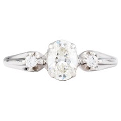Timeless 0.80Ct Oval Cut Diamond Drei Stein Verlobungsring in Platin