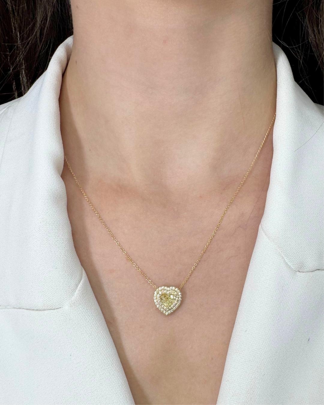 Collier intemporel en forme de cœur en or jaune 18 carats de 0,85 ct de diamants - certifié IGI

Ce superbe collier cœur en diamant est réalisé en or jaune 18 carats chaleureux, rayonnant d'élégance et d'émotion. En son centre se trouve un