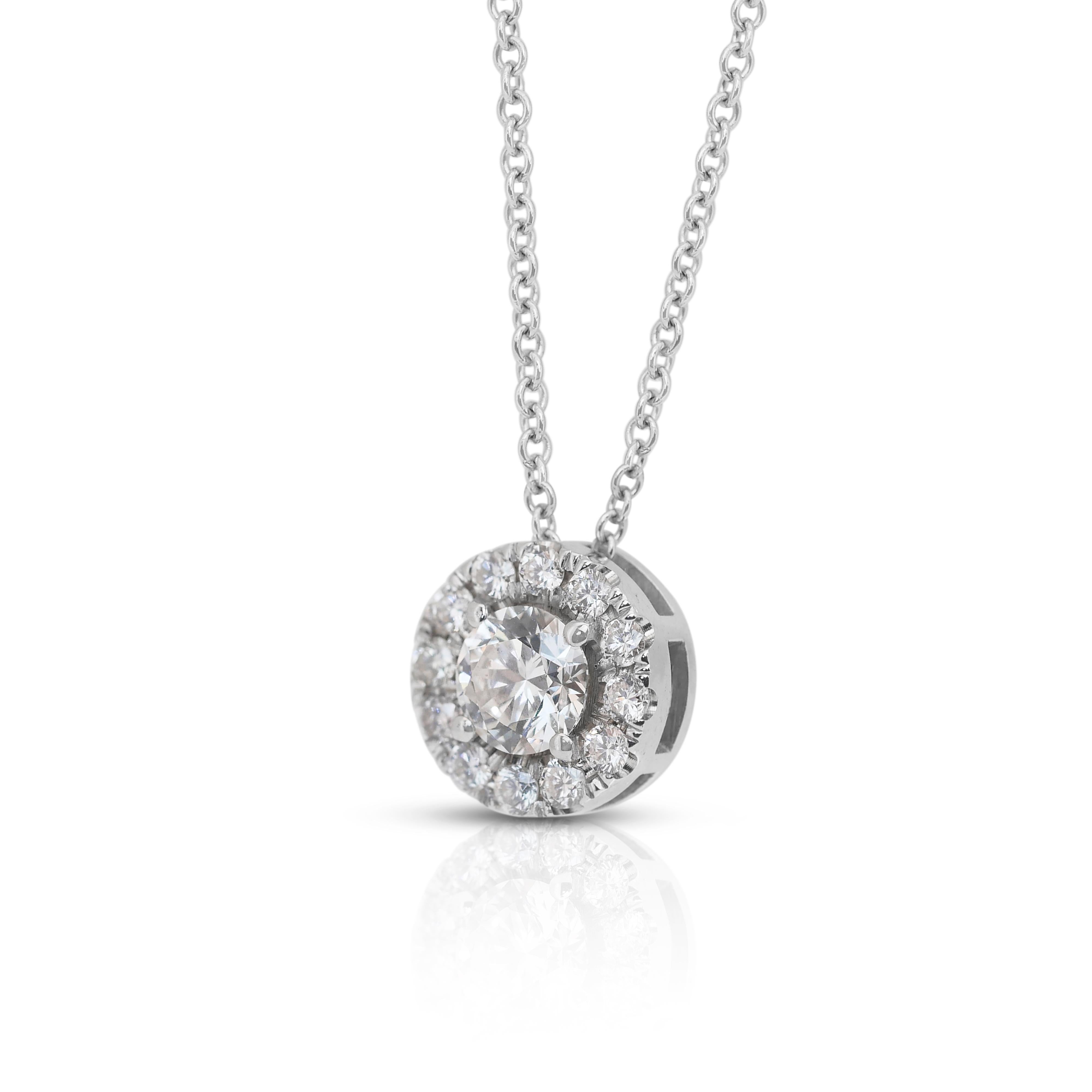 Taglio rotondo Collana di diamanti senza tempo con triplo diamante eccellente a taglio ideale da 0,85 carati con ciondolo in vendita