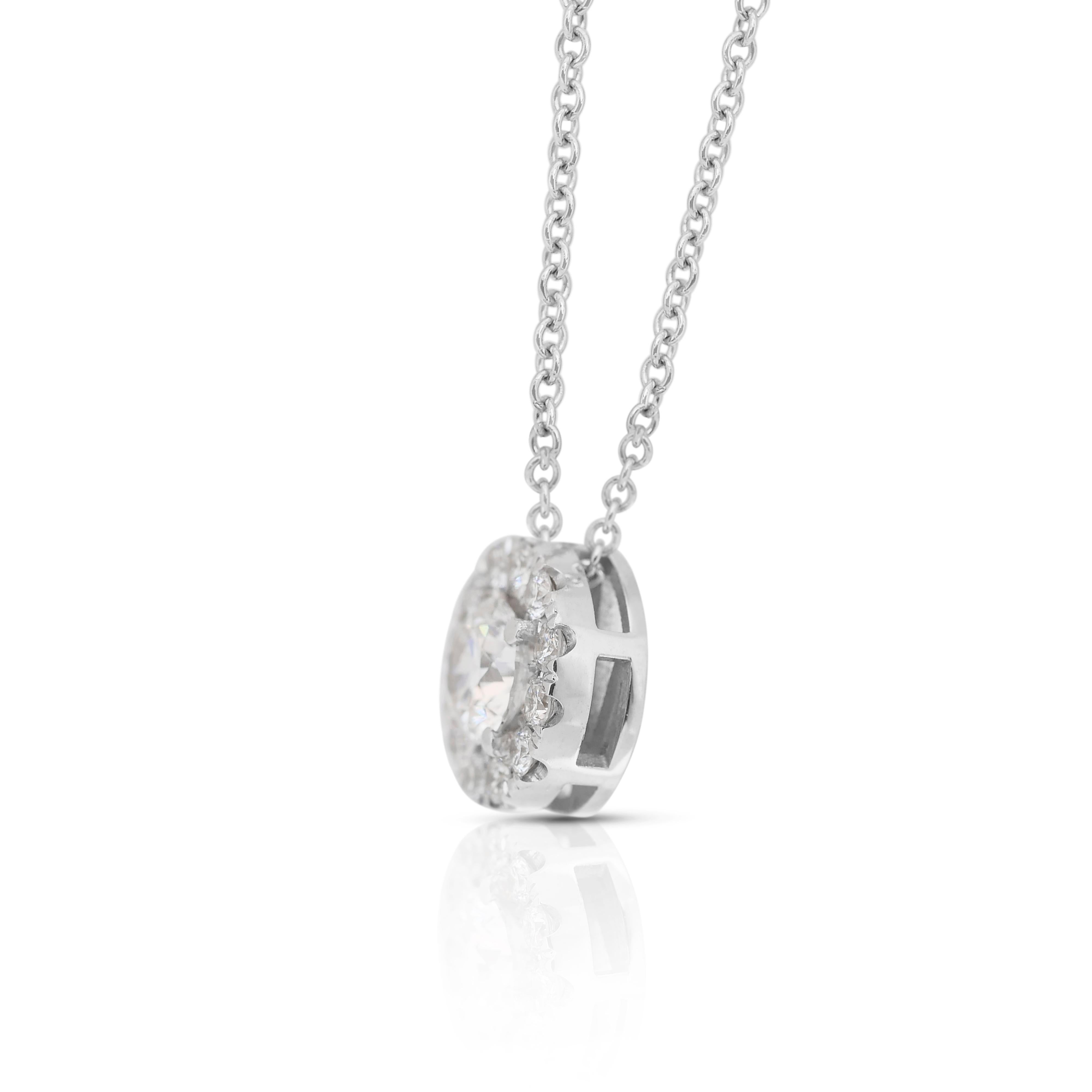 Collana di diamanti senza tempo con triplo diamante eccellente a taglio ideale da 0,85 carati con ciondolo in vendita 1