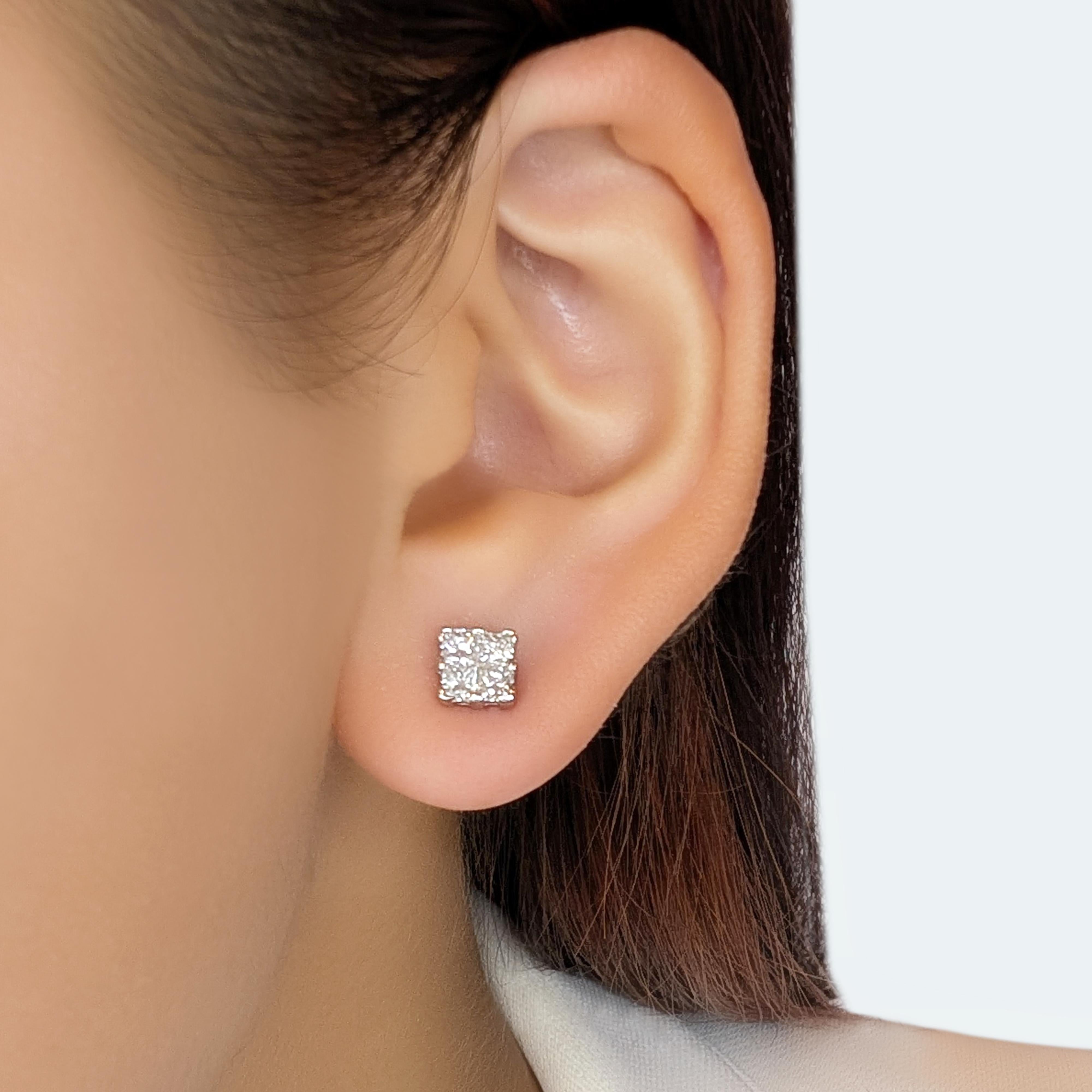Exprimez votre sophistication avec ces boucles d'oreilles intemporelles, fabriquées de manière experte en or blanc 18 carats. Chaque boucle d'oreille comporte 4 diamants naturels de taille princesse, pour un total de 8 pierres, d'un poids en carats