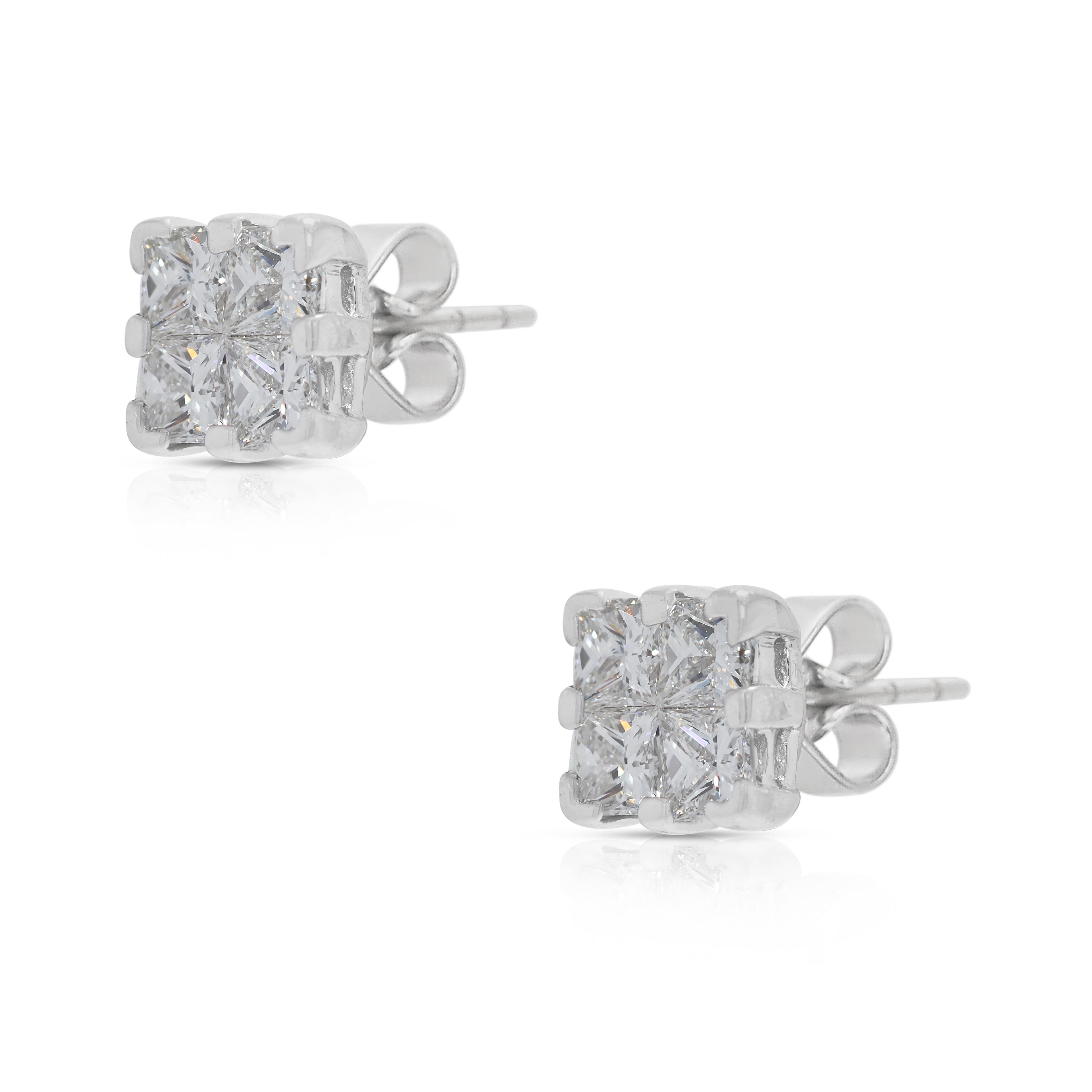 Boucles d'oreilles intemporelles en or blanc 18 carats serties de diamants naturels taille princesse de 0,8ct Excellent état - En vente à רמת גן, IL