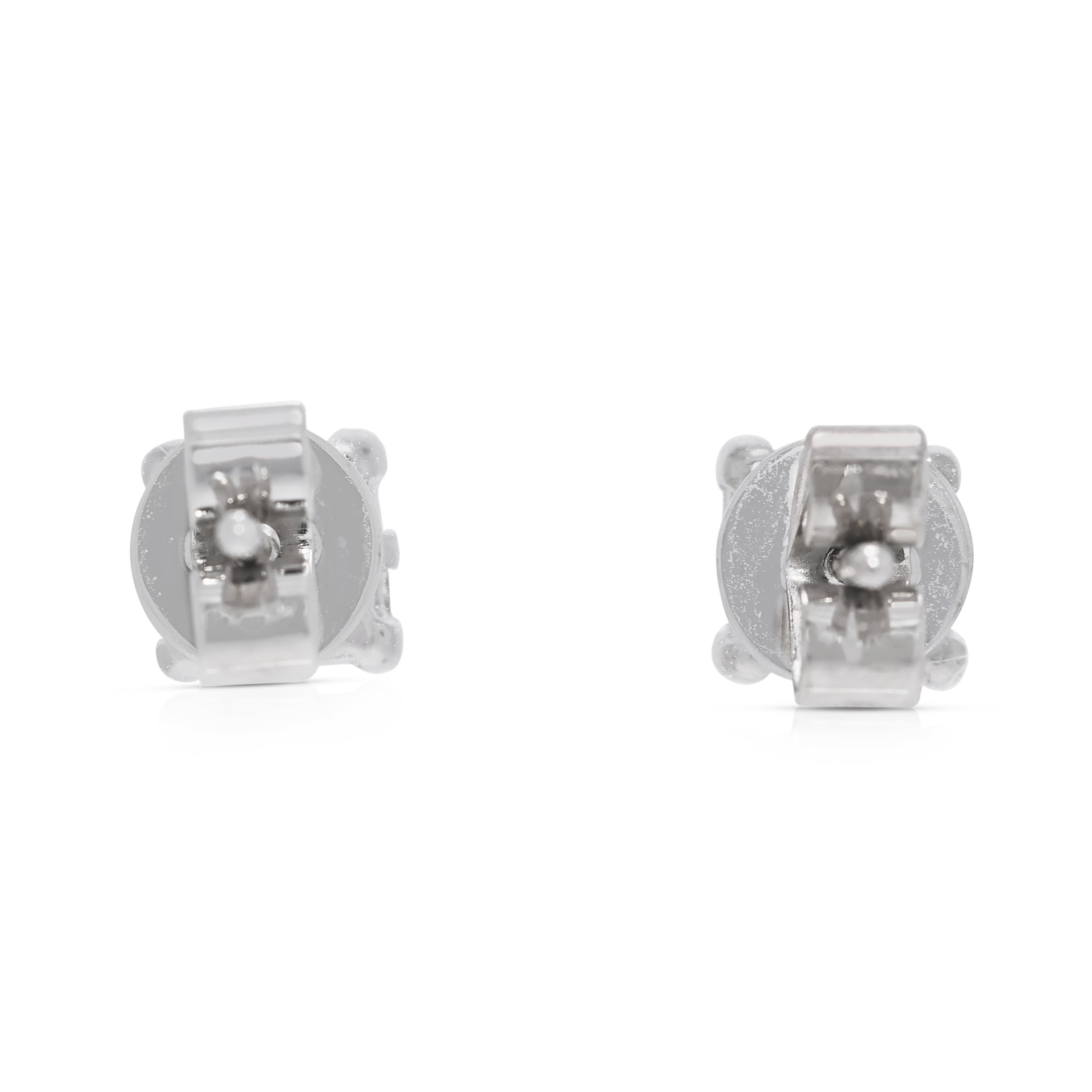 Boucles d'oreilles intemporelles en or blanc 18 carats serties de diamants naturels taille princesse de 0,8ct en vente 1
