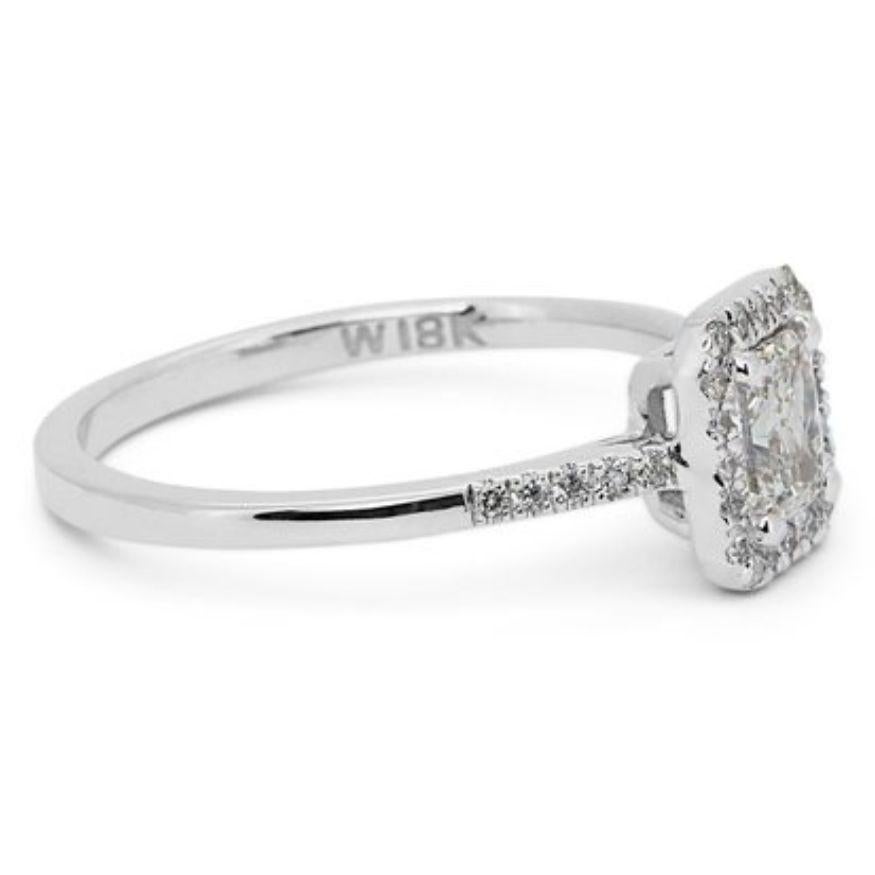 Timeless 0.9 Carat Radiant Diamond Ring with Shimmering Accents In New Condition In רמת גן, IL