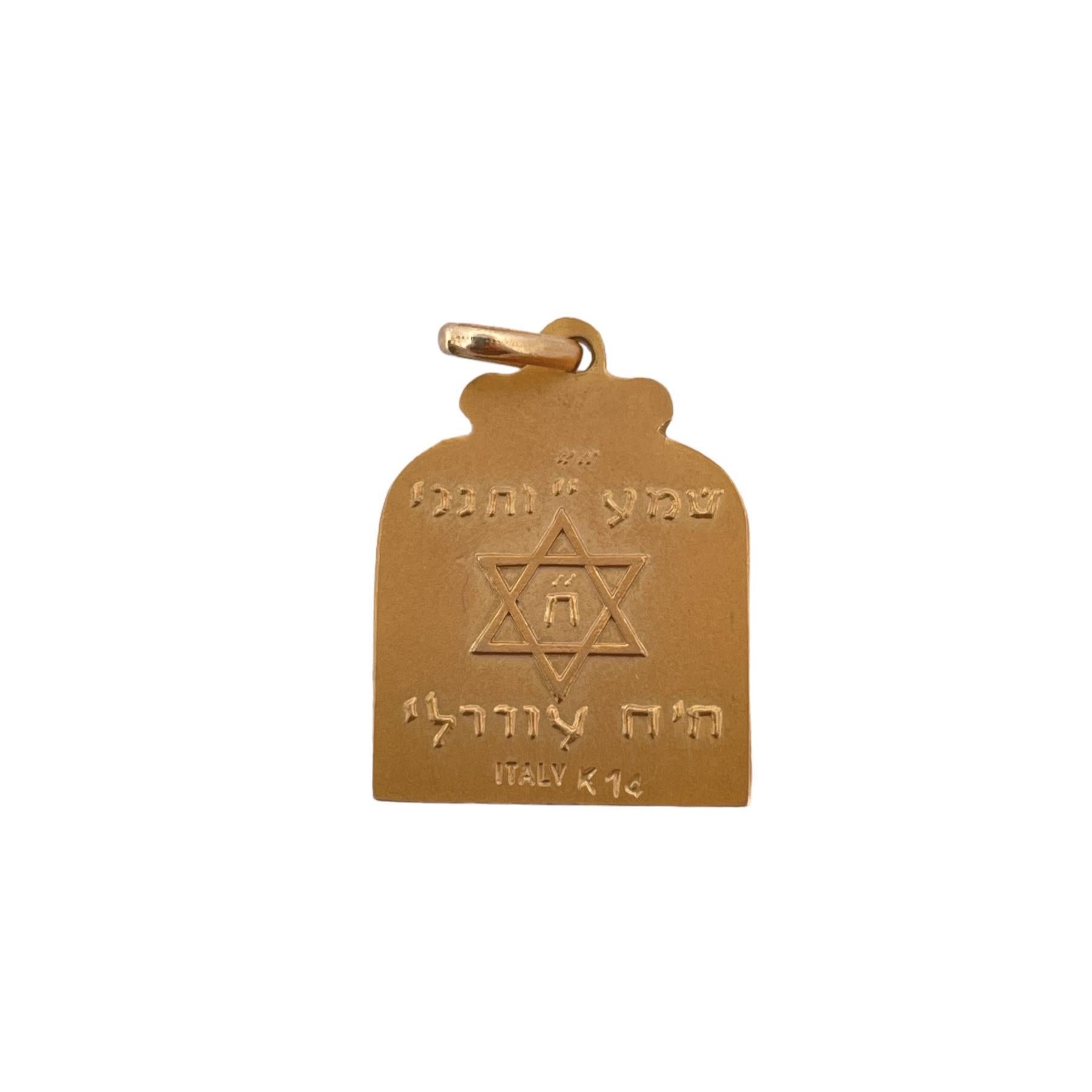 Entdecken Sie ein Stück spirituelles Erbe mit unserem zeitlosen Anhänger der 10 Gebote, einem Symbol des Glaubens und der Orientierung, das fachmännisch aus 14-karätigem Gelbgold gefertigt ist. Dieser bedeutungsvolle Anhänger erinnert an die