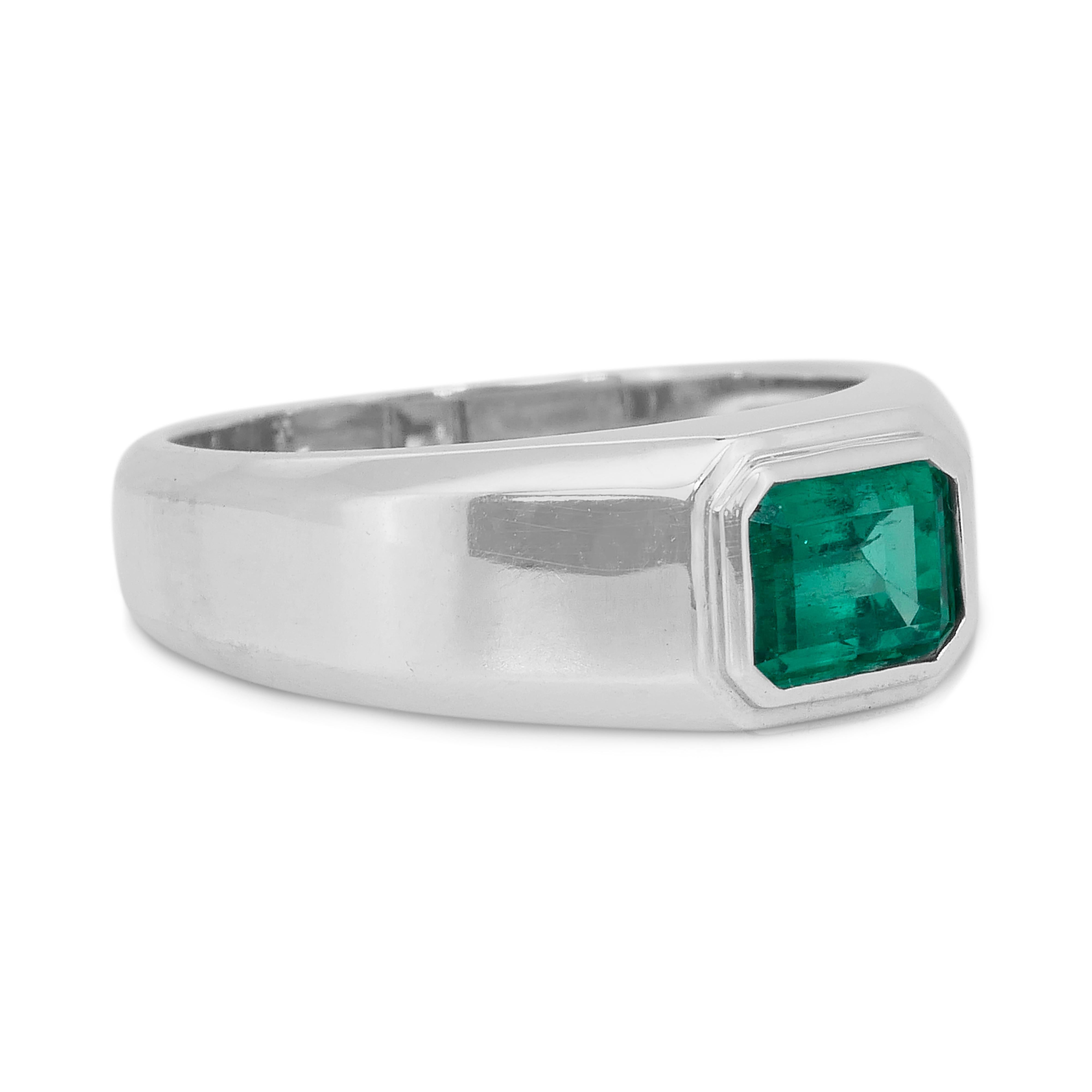 Bague solitaire intemporelle en or blanc 18 carats de 1,03 ct d'émeraude - certifiée IGI

Intemporelle et raffinée, cette bague solitaire met en valeur une envoûtante émeraude de 1,03ct taillée en émeraude, brillant d'une teinte verte luxuriante qui