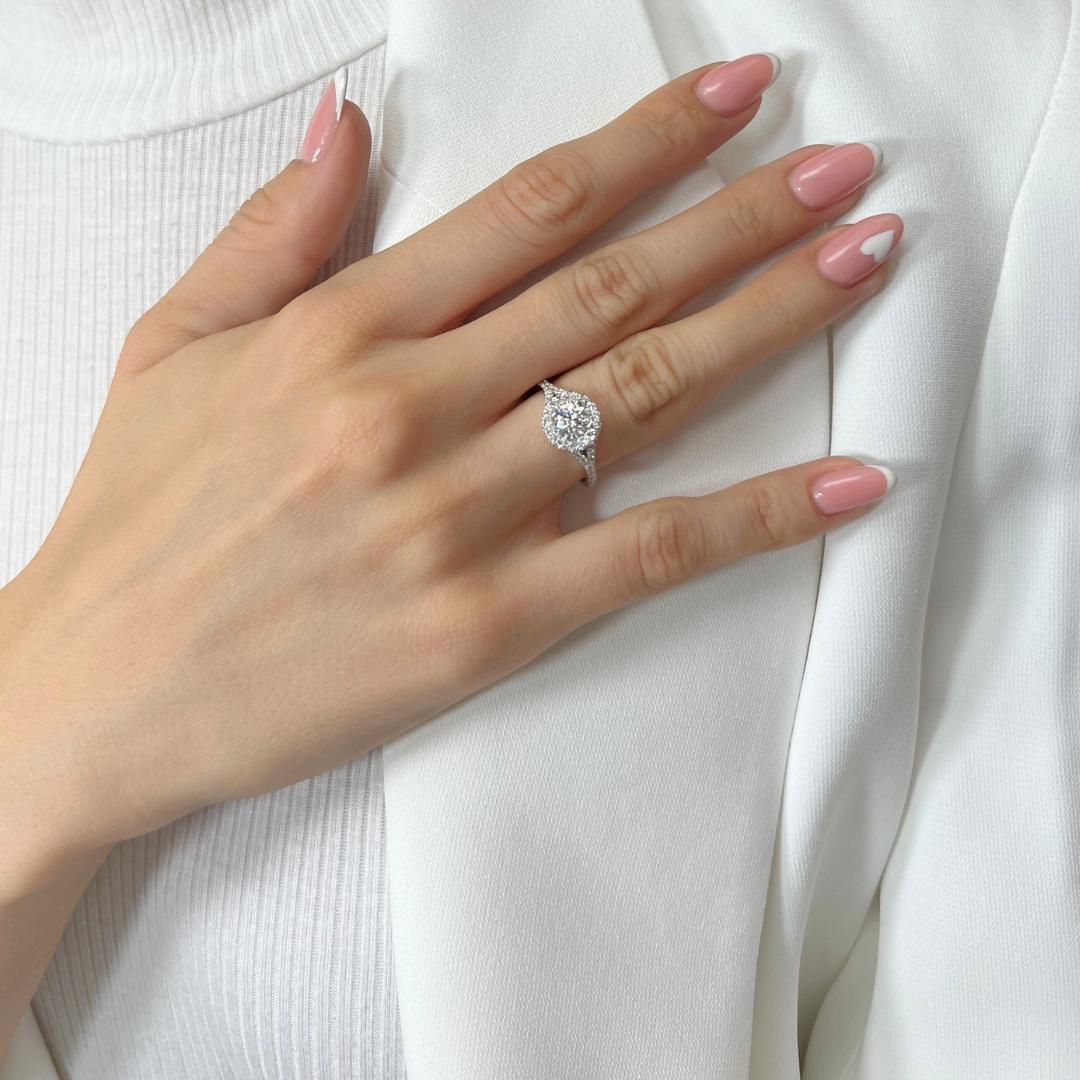 Timeless 1.05ct Diamonds Halo Ring in 18k White Gold - GIA Certified

A masterpiece of modern elegance. This exquisite 18k white gold ring showcases a dazzling 0.70-carat round-cut diamond, boasting an exceptional color grade and clarity. 