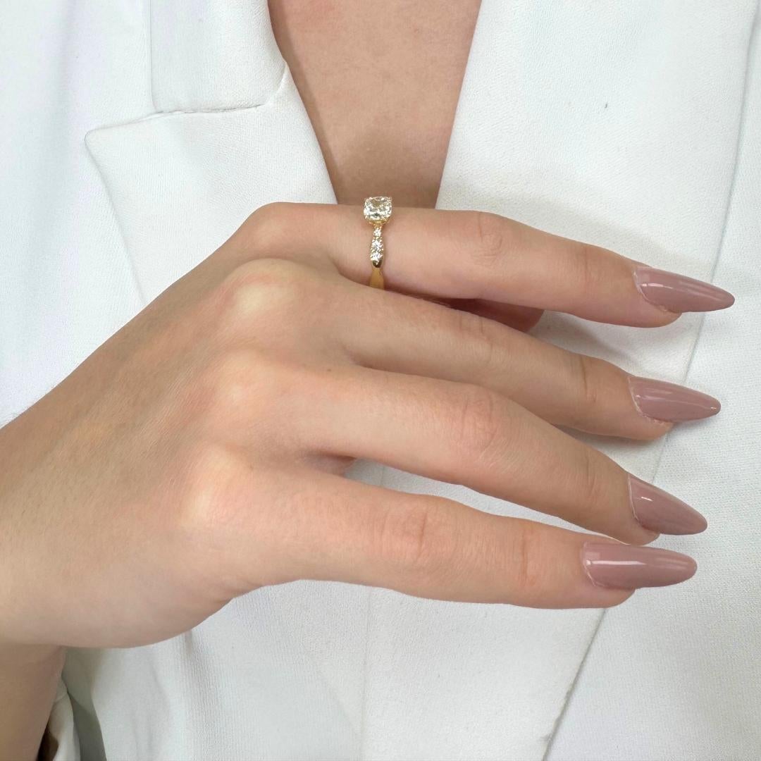 Bague intemporelle en or jaune 18 carats avec pavé de 1,07 ct de diamants - certifié IGI en vente 5