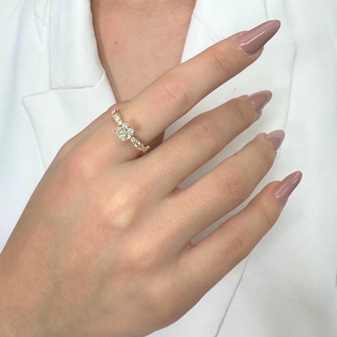 Bague intemporelle en or jaune 18 carats avec pavé de 1,07 ct de diamants - certifié IGI

Cette bague en or jaune 18 carats est ornée d'un diamant carré de 0,92 carat de taille coussin, brillant par sa couleur, sa clarté et une taille très bonne