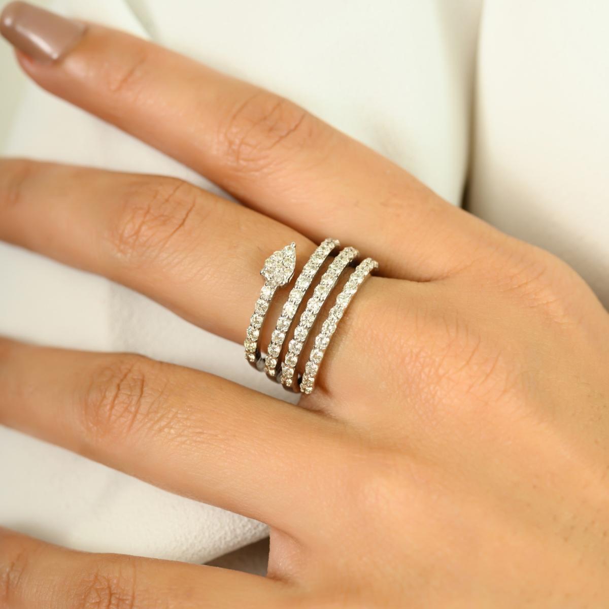 En vente :  Timeless 1.166 Ct. Bague de mariage en or blanc 18 carats avec diamants ronds en spirale 2