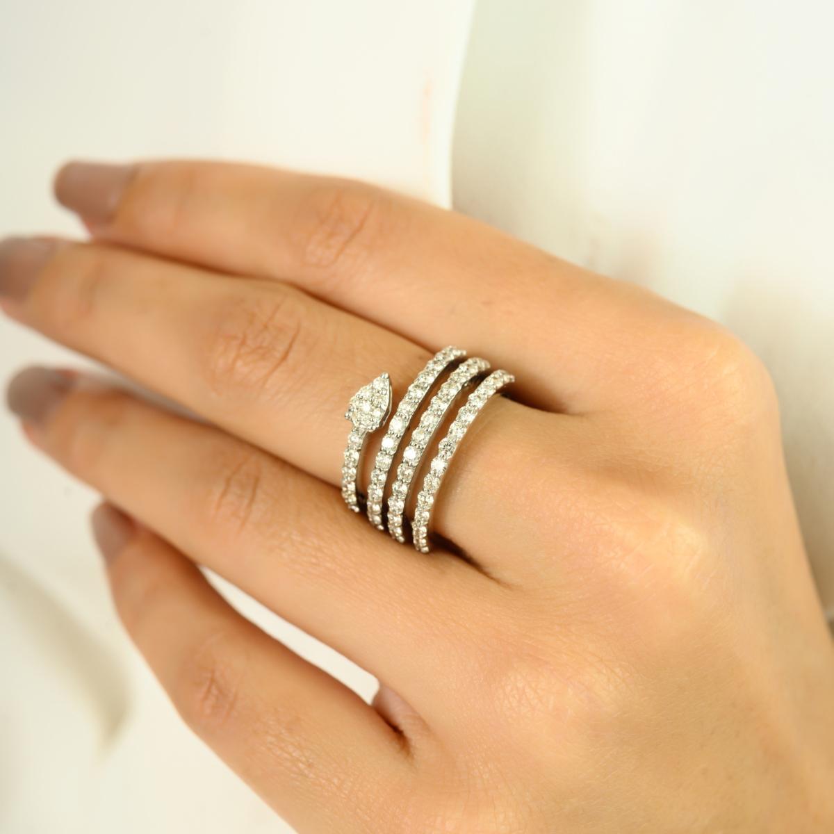 En vente :  Timeless 1.166 Ct. Bague de mariage en or blanc 18 carats avec diamants ronds en spirale 4