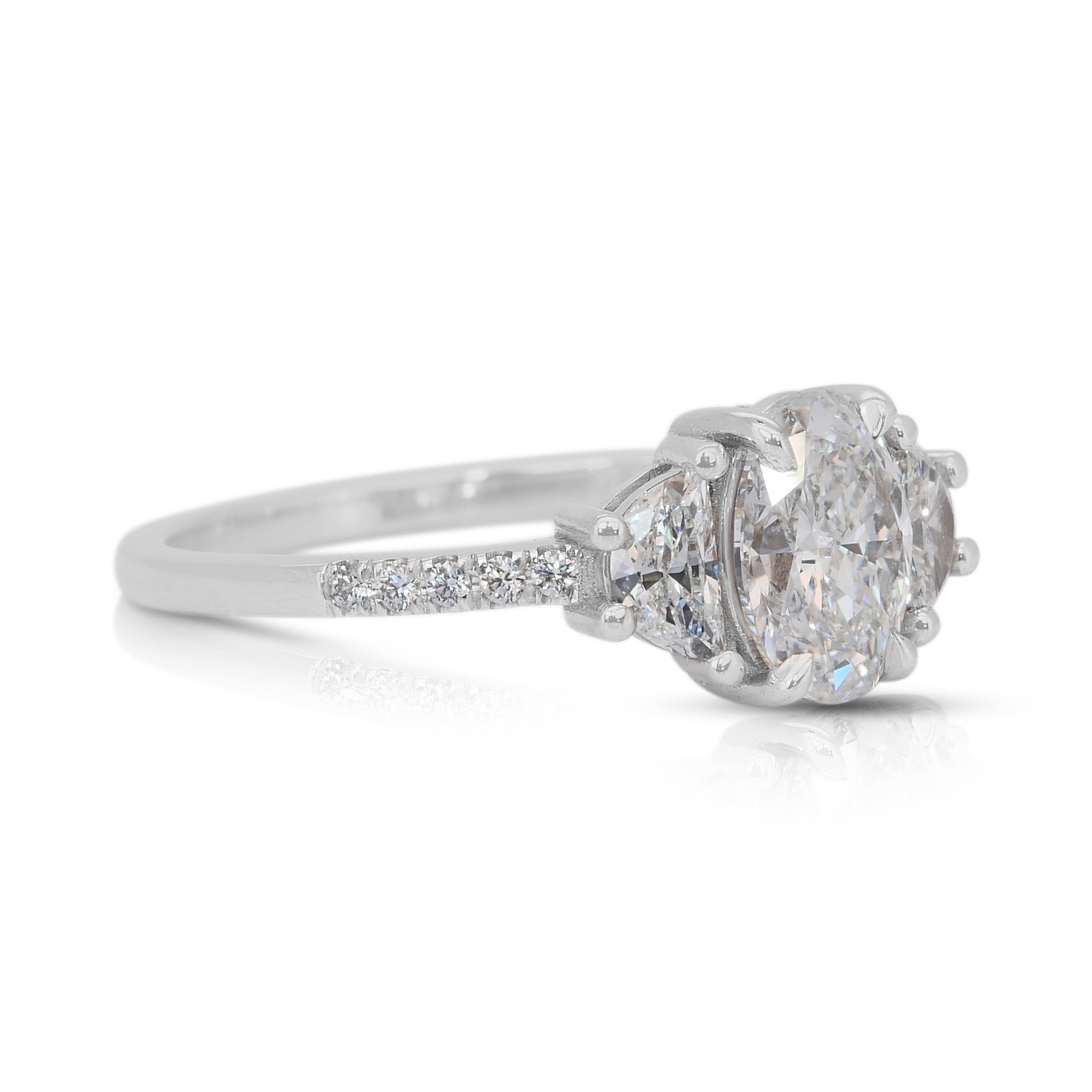Anello senza tempo con 3 pietre e 1,26 carati di diamanti in oro bianco 18 carati - Certificato GIA

Questo anello in oro bianco 18 carati, che unisce brillantezza ed eleganza, presenta un affascinante diamante ovale da 0,90 carati. A incorniciare