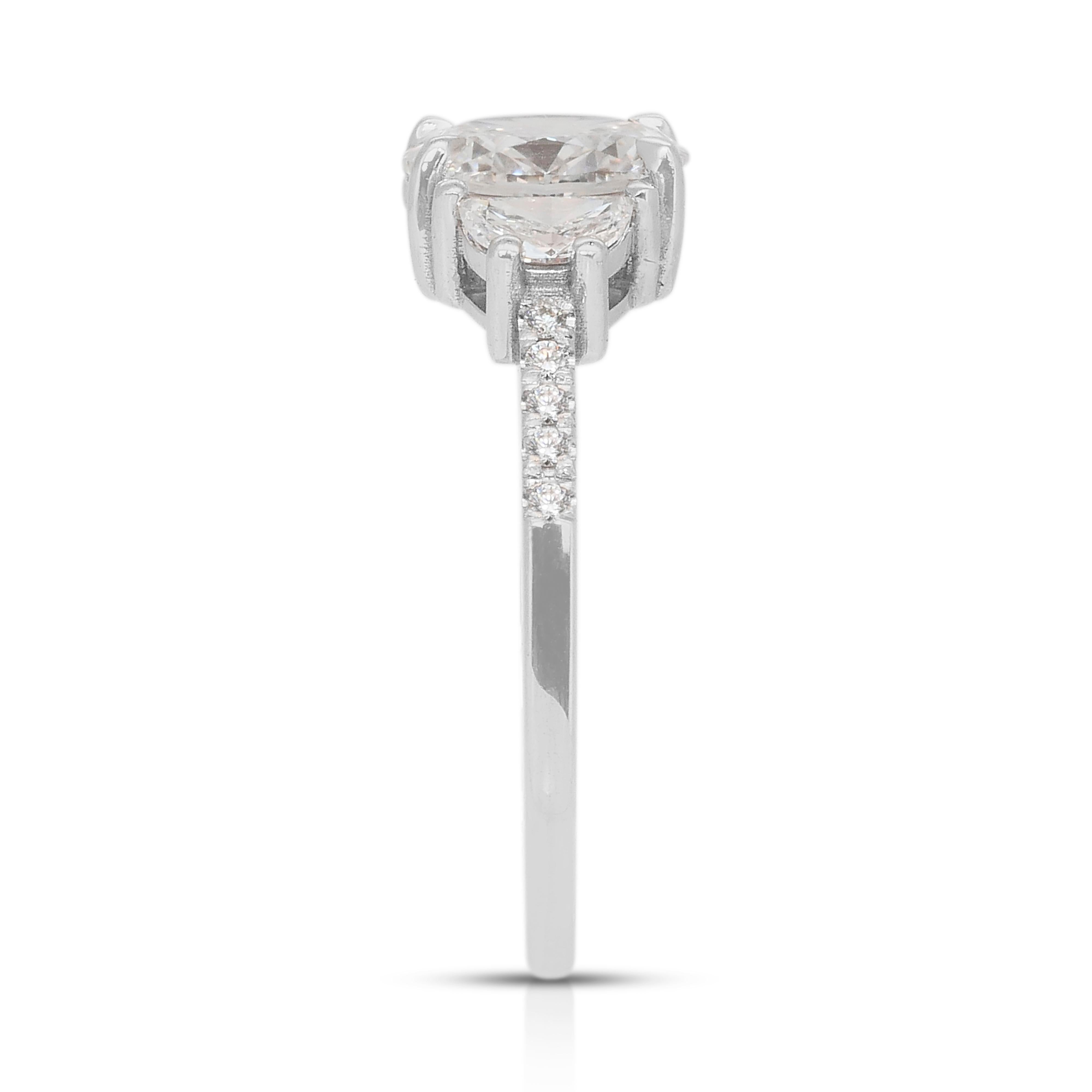 Anello senza tempo con 3 pietre e 1,26 carati di diamanti in oro bianco 18 carati - Certificato GIA in vendita 1