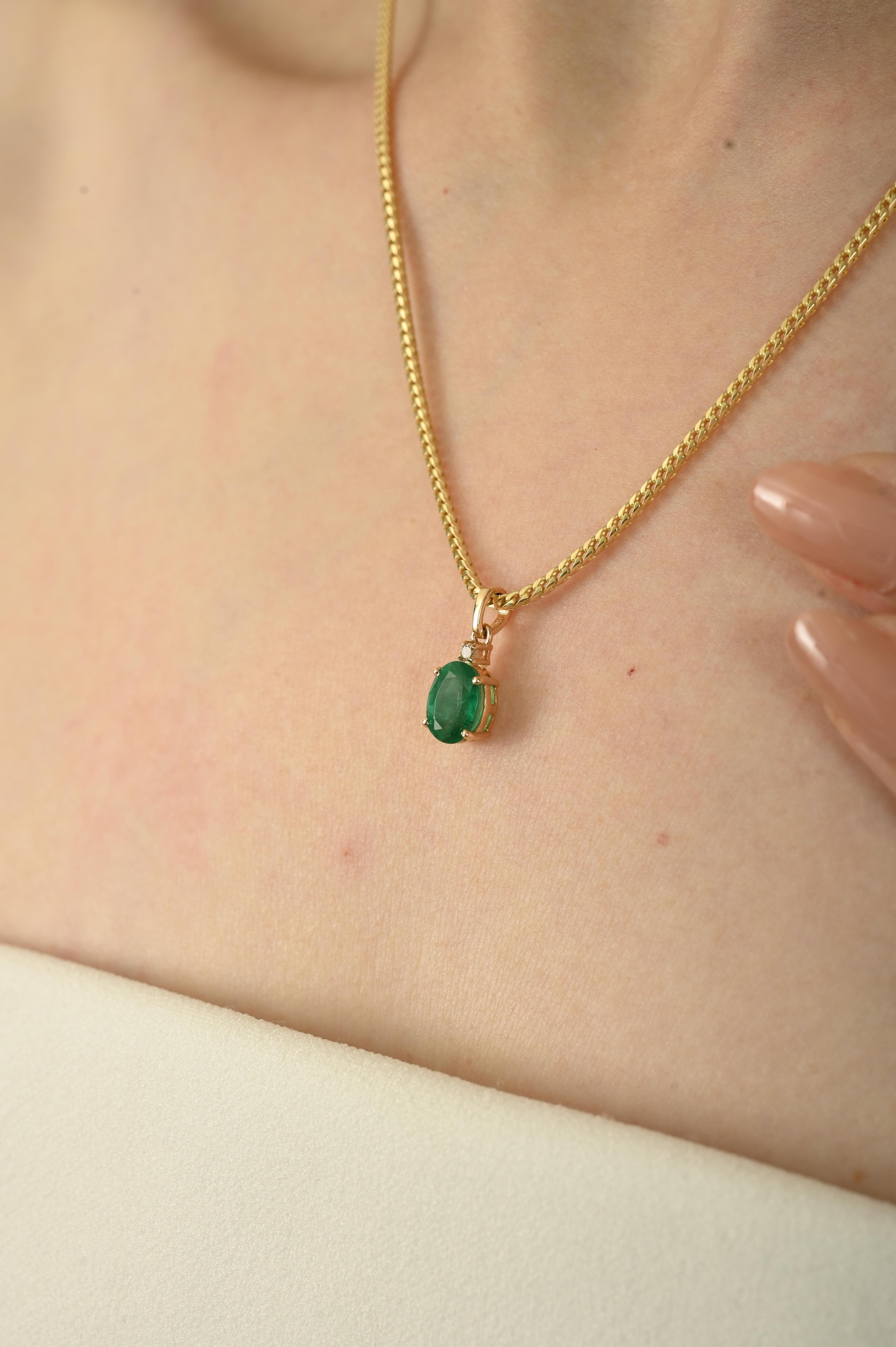 Timeless 1.28Ct Natural Zambian Emerald & Diamond Pendant in 14K Yellow Gold en venta 2