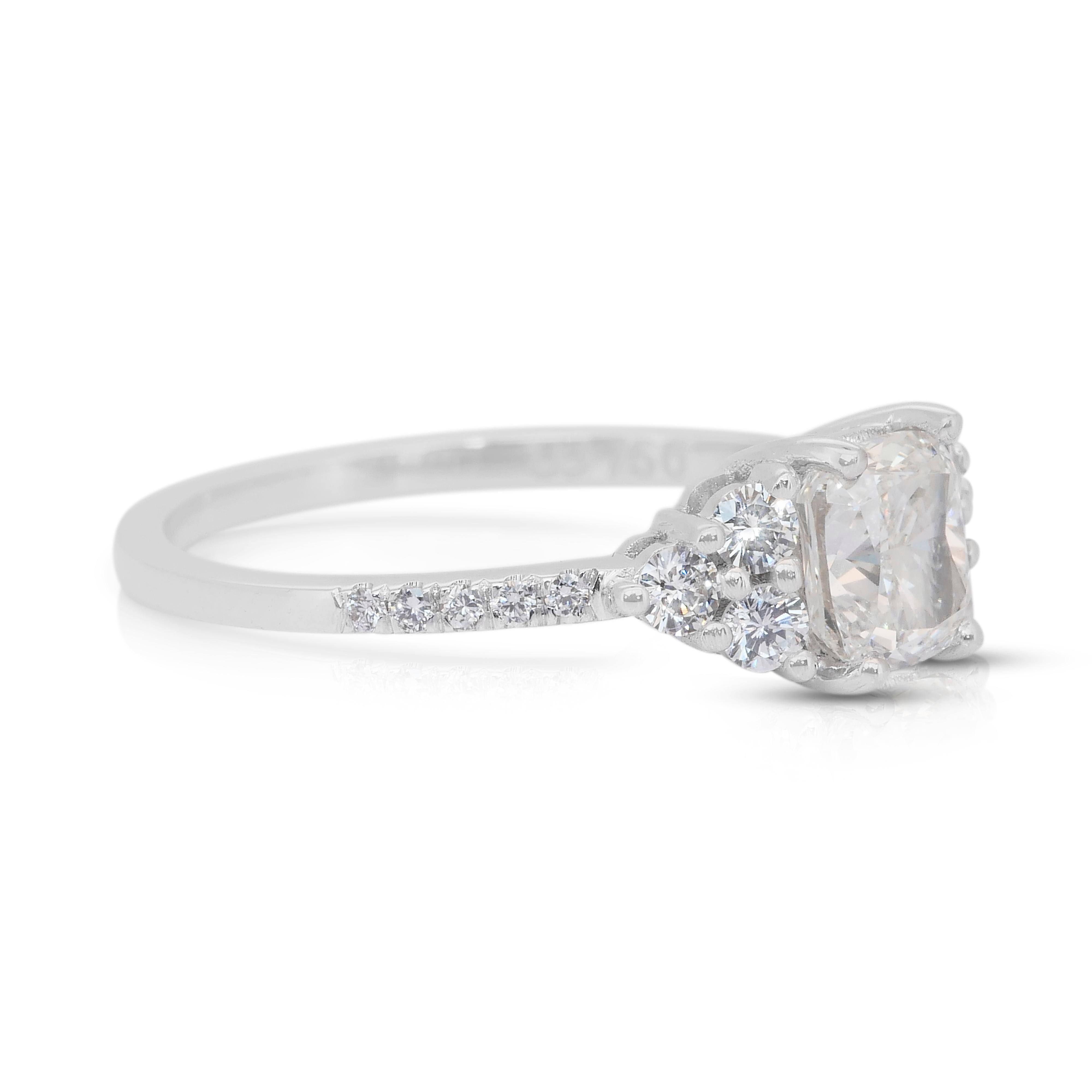 Taglio cuscino Anello senza tempo con pavé di diamanti da 1,36 carati in oro bianco 18 carati - Certificato IGI in vendita
