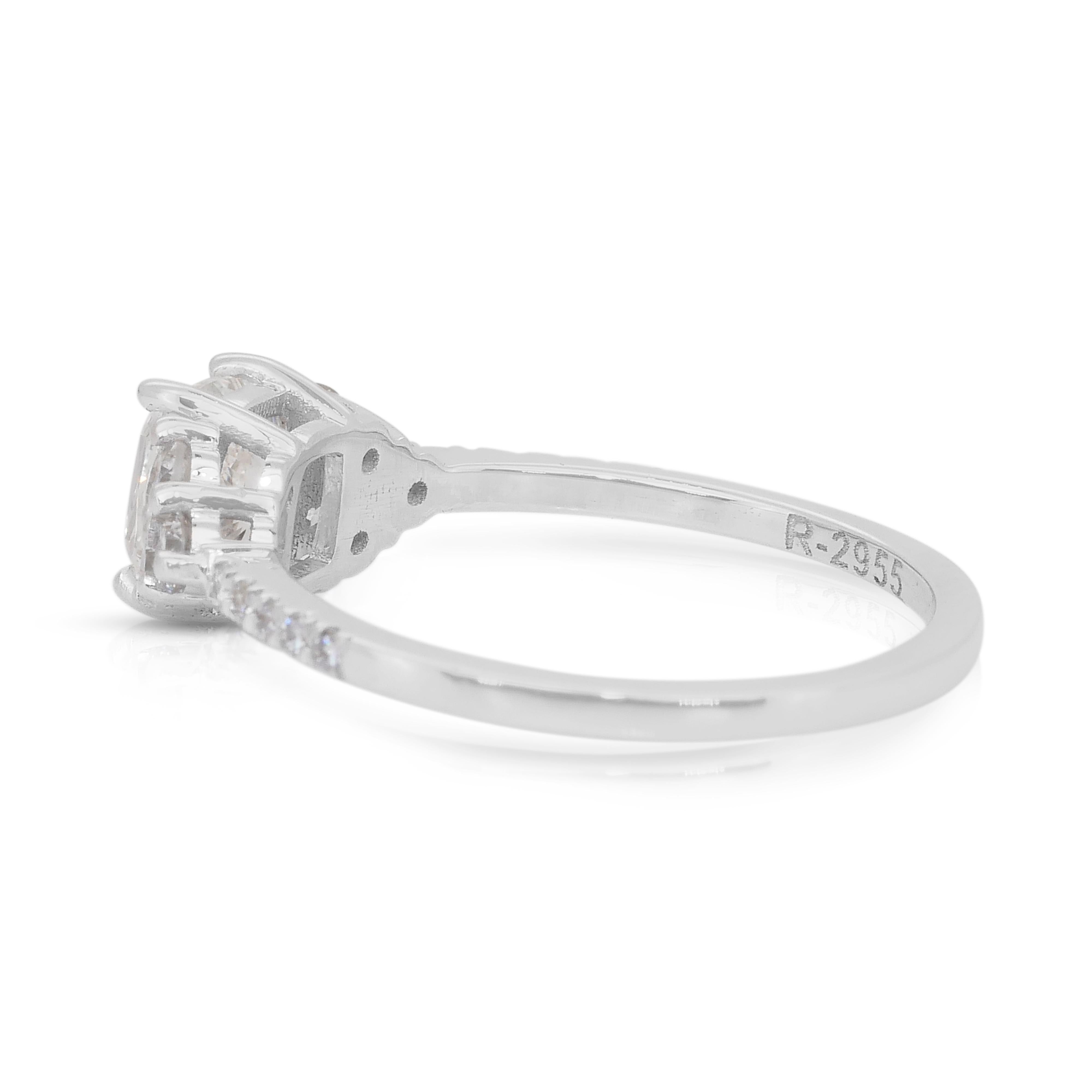 Anello senza tempo con pavé di diamanti da 1,36 carati in oro bianco 18 carati - Certificato IGI In condizioni Nuovo in vendita a רמת גן, IL